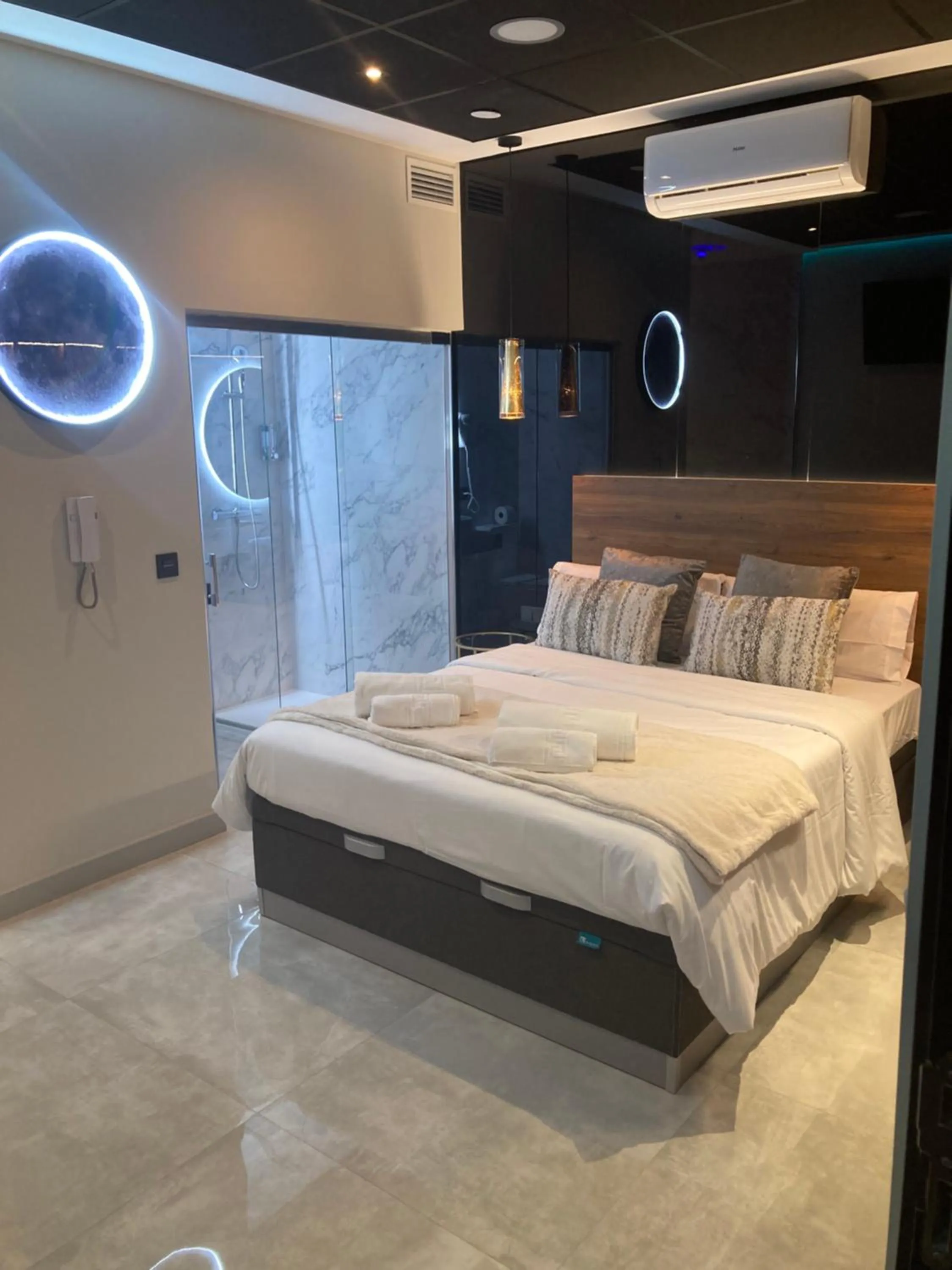 Bed in DAOS Suites & Terrace Marbella