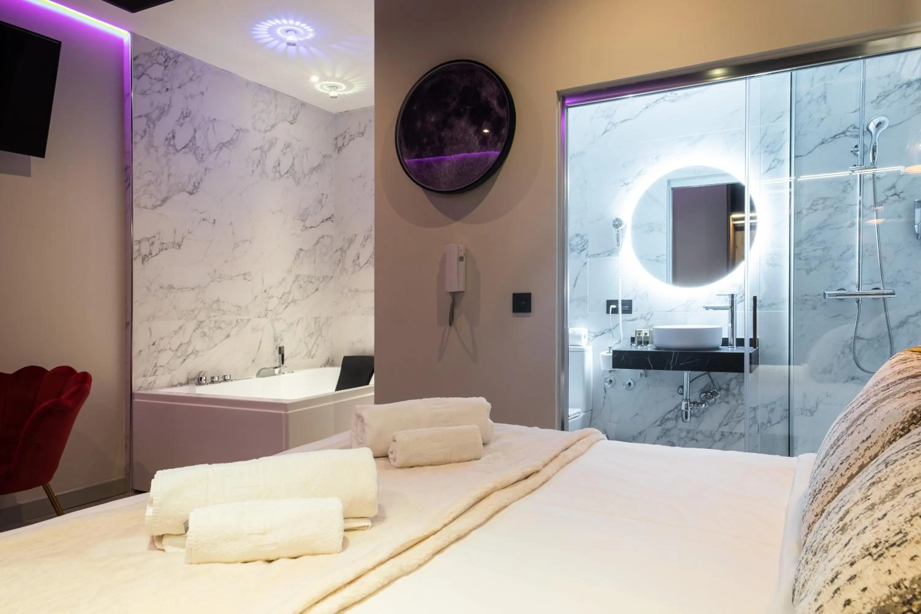 Shower, Bed in DAOS Suites & Terrace Marbella