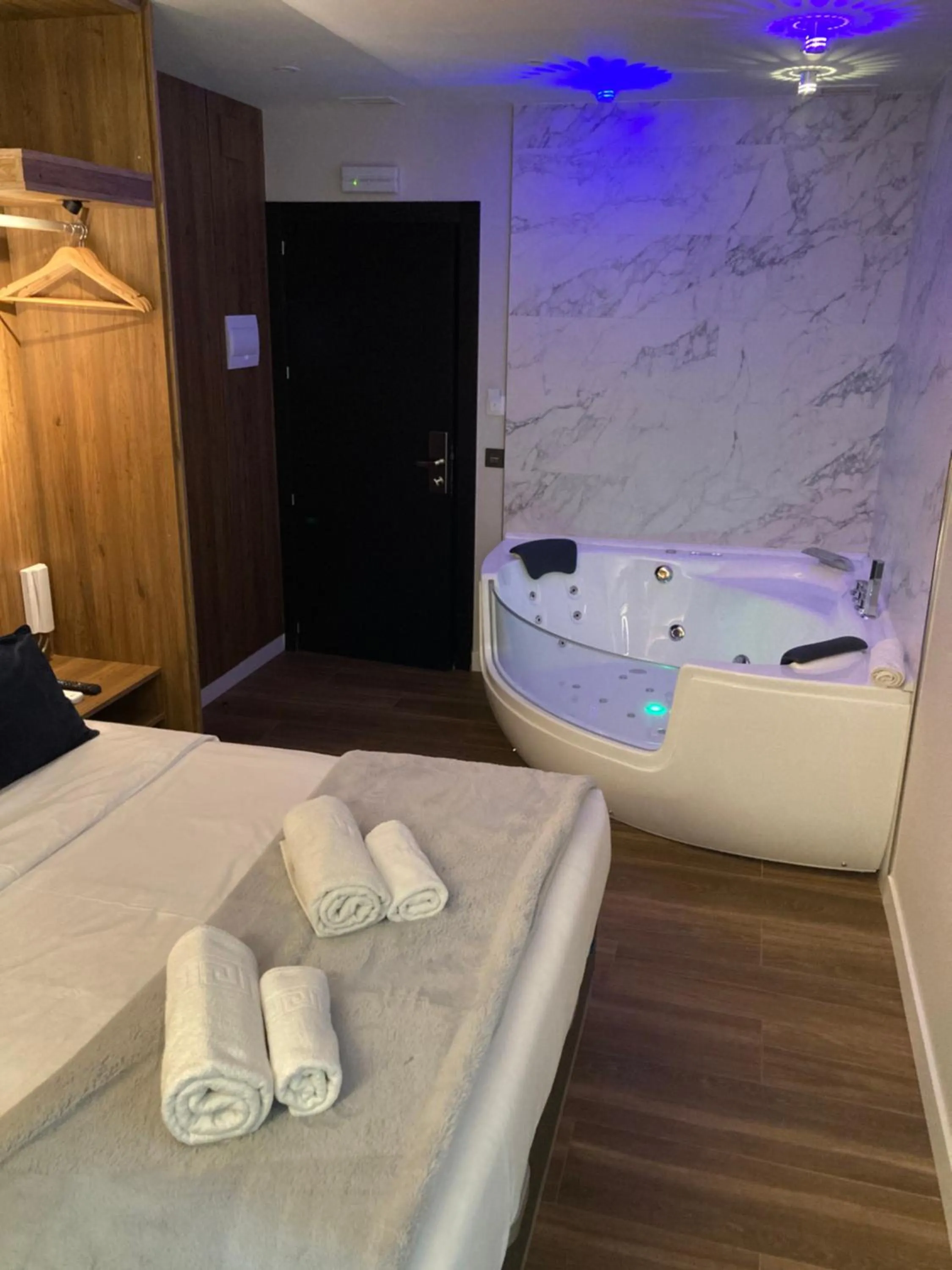 Bed in DAOS Suites & Terrace Marbella