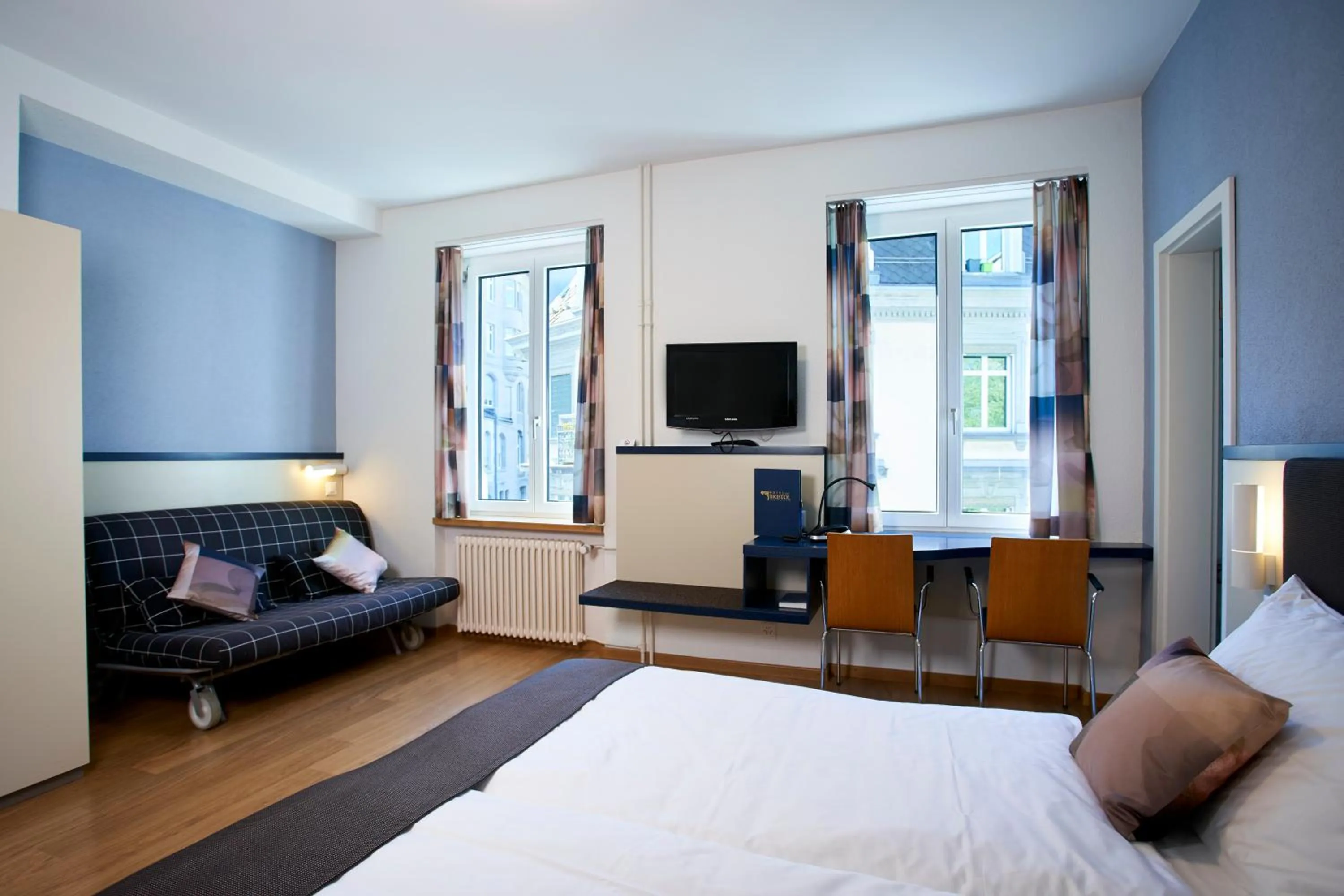 Photo of the whole room, Bed in Hotel Bristol Zurich