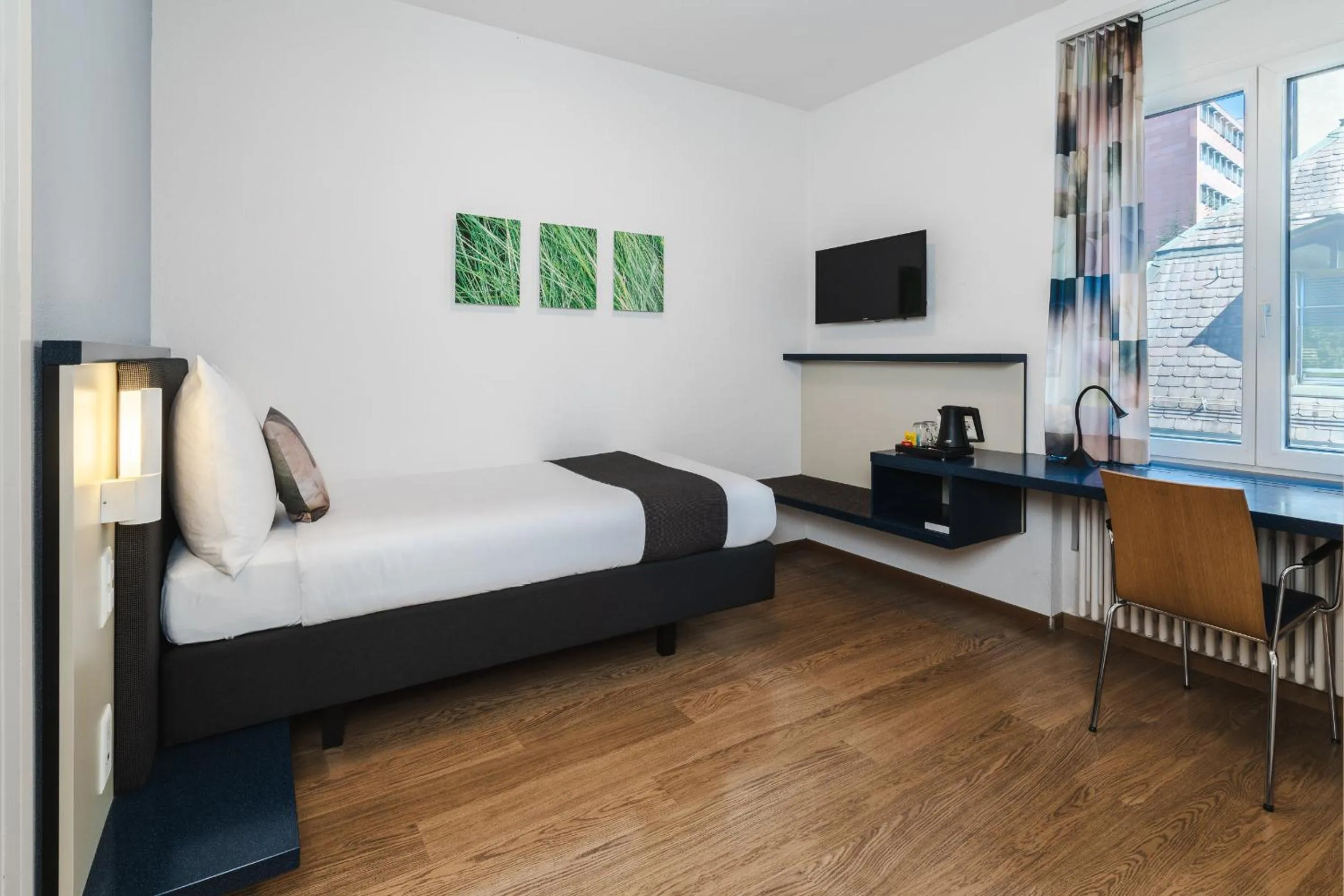 Photo of the whole room, Bed in Hotel Bristol Zurich