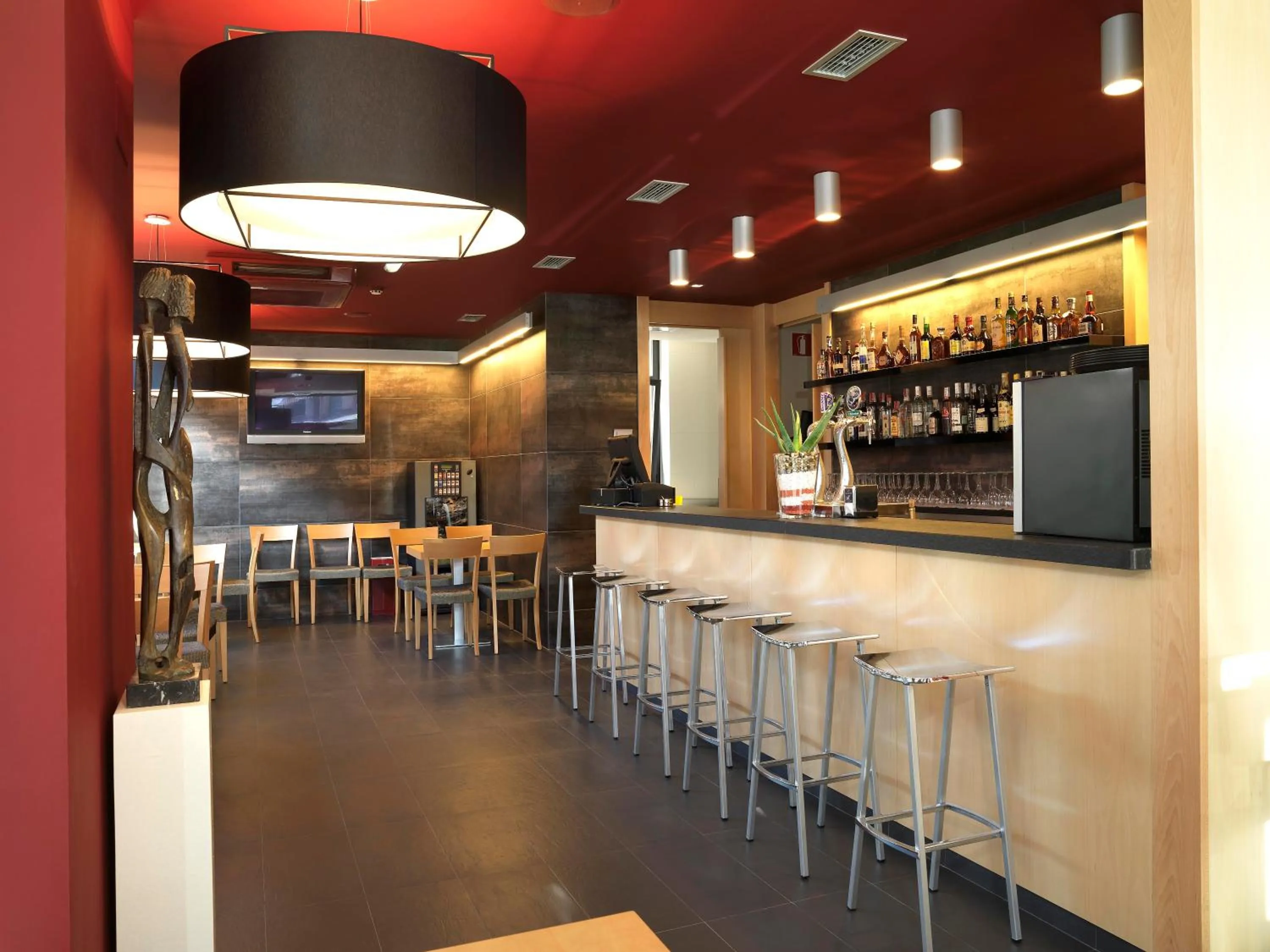 Restaurant/places to eat in Hotel Txarriduna