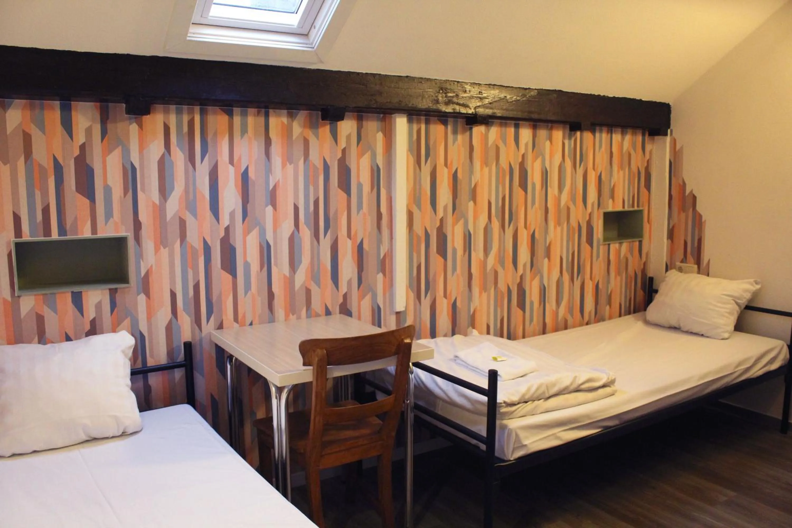 Shower, Bed in Kings Inn City Hostel