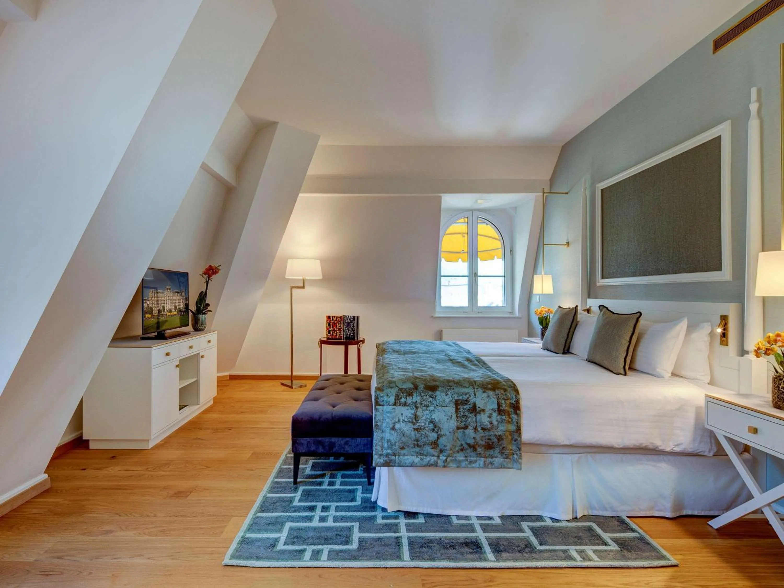Photo of the whole room, Bed in Fairmont Le Montreux Palace