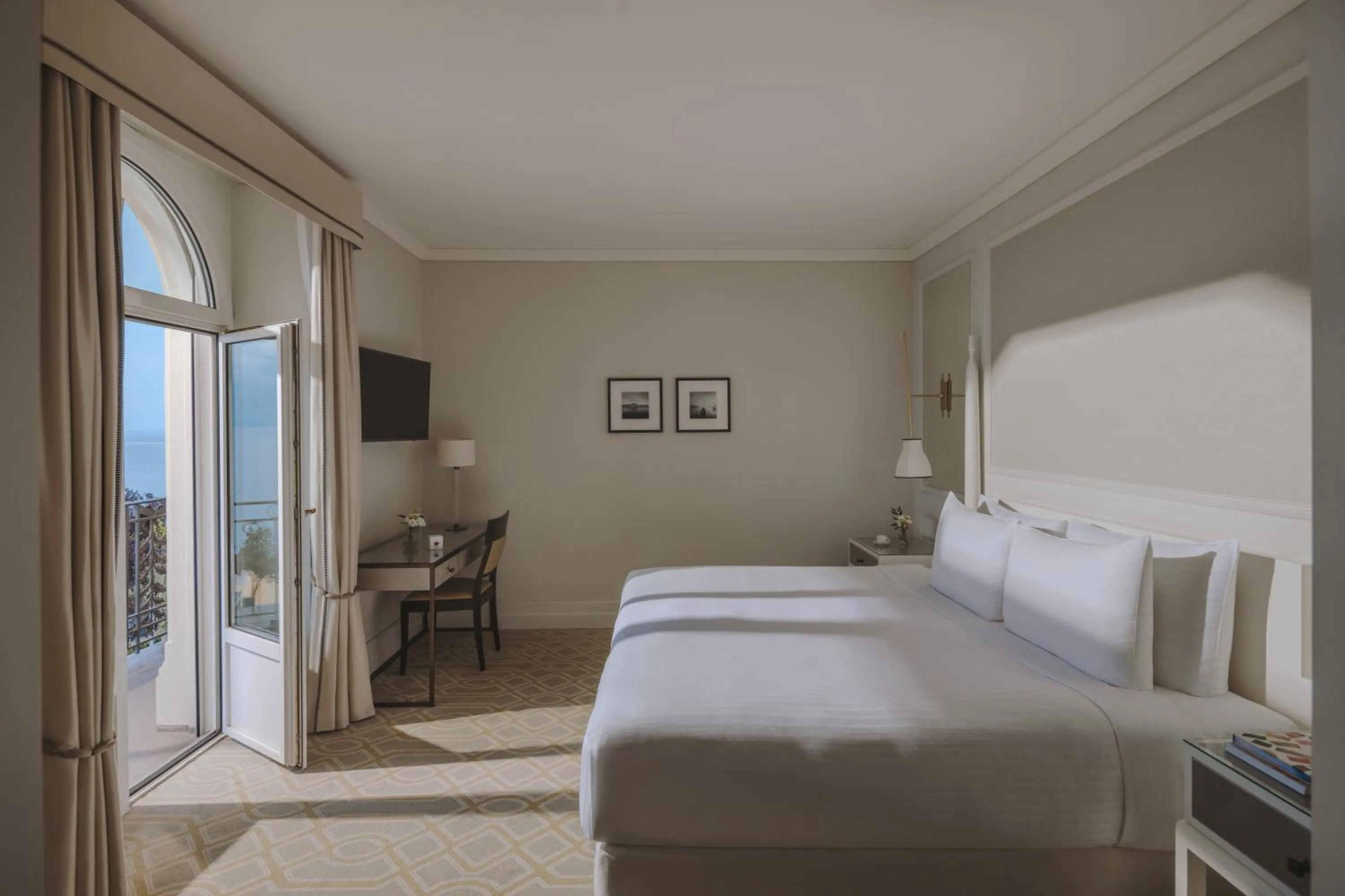 Bedroom, Bed in Fairmont Le Montreux Palace