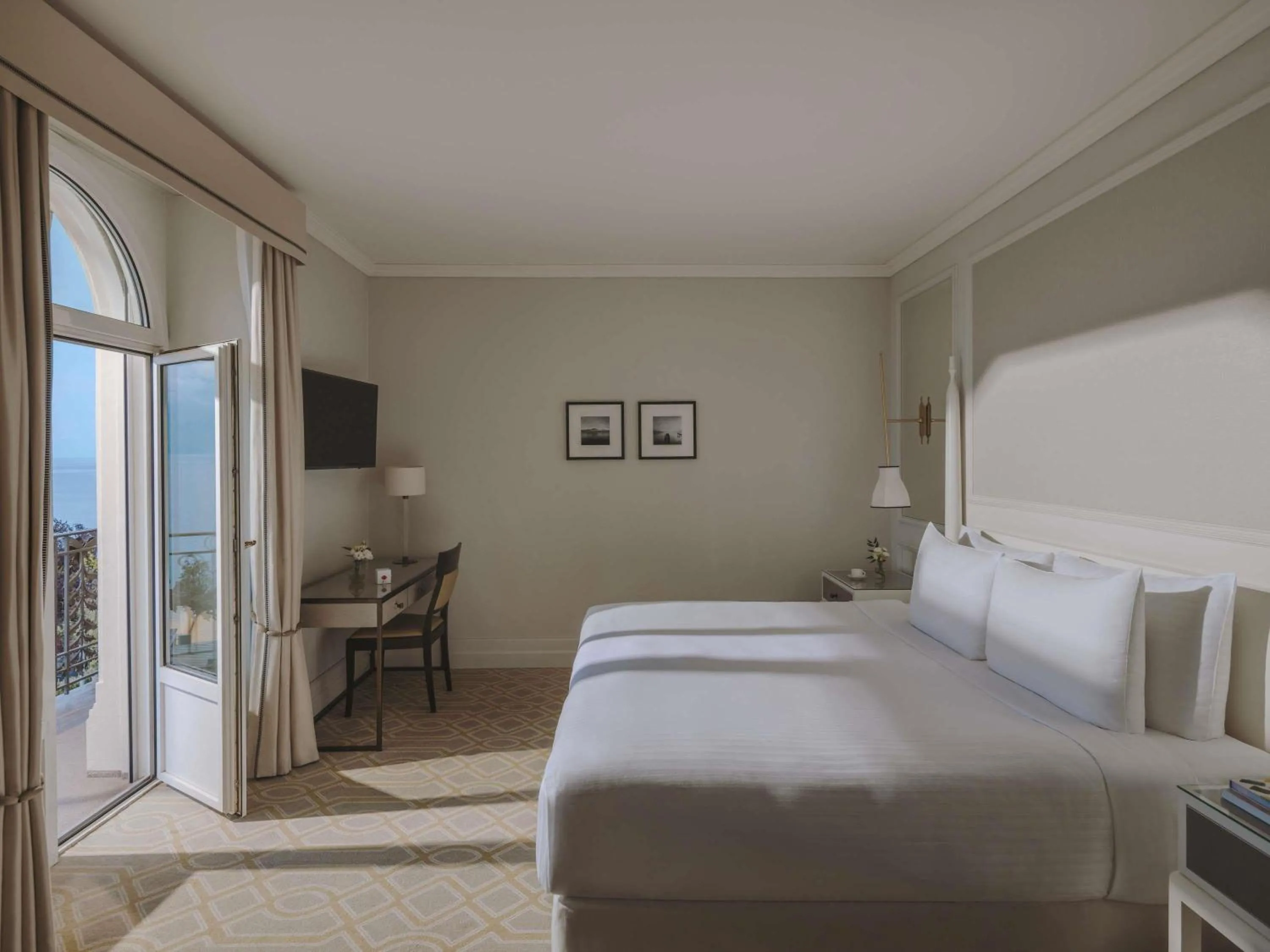 Bedroom, Bed in Fairmont Le Montreux Palace