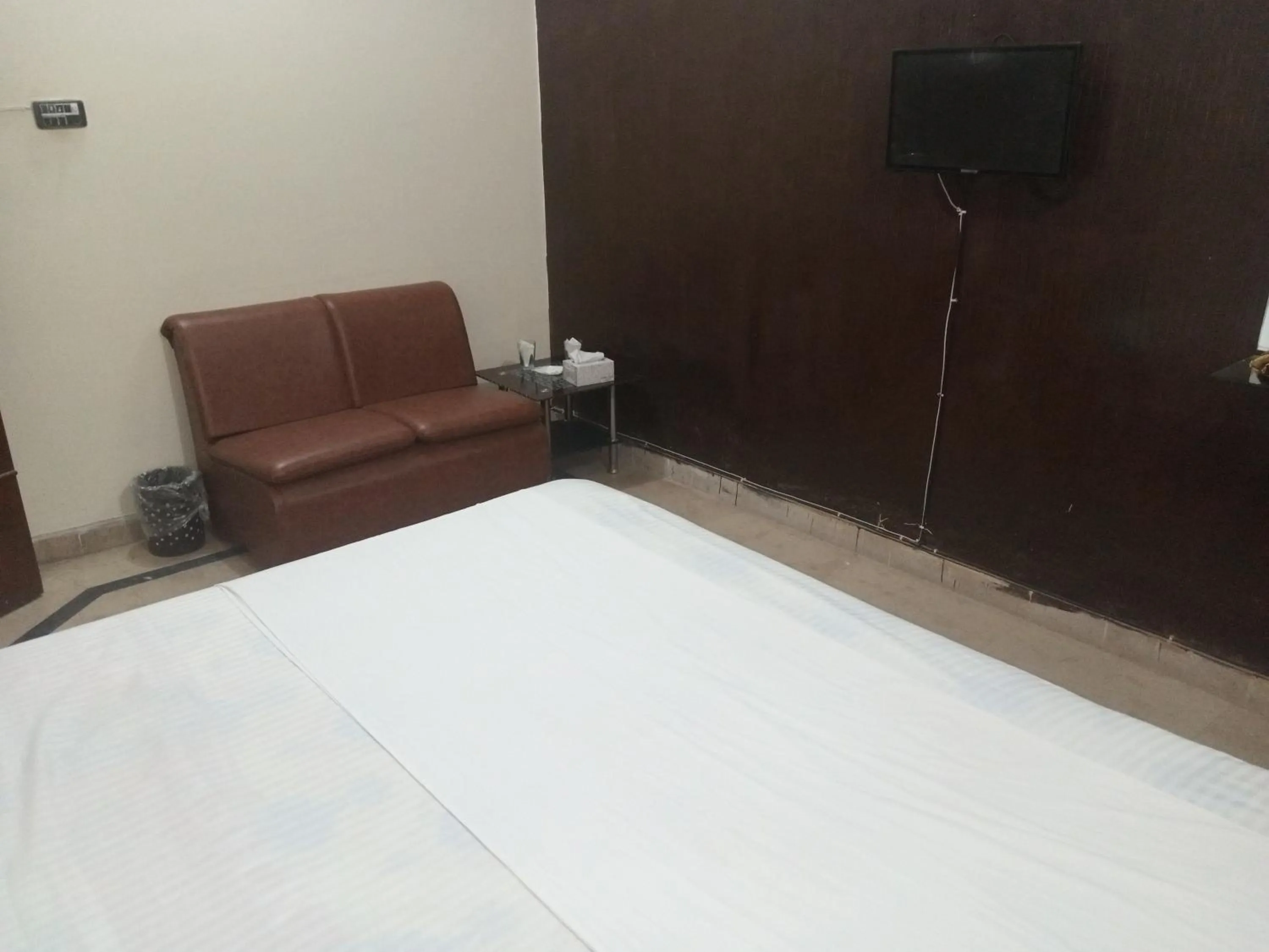 Bed in Hotel Decent Lodge