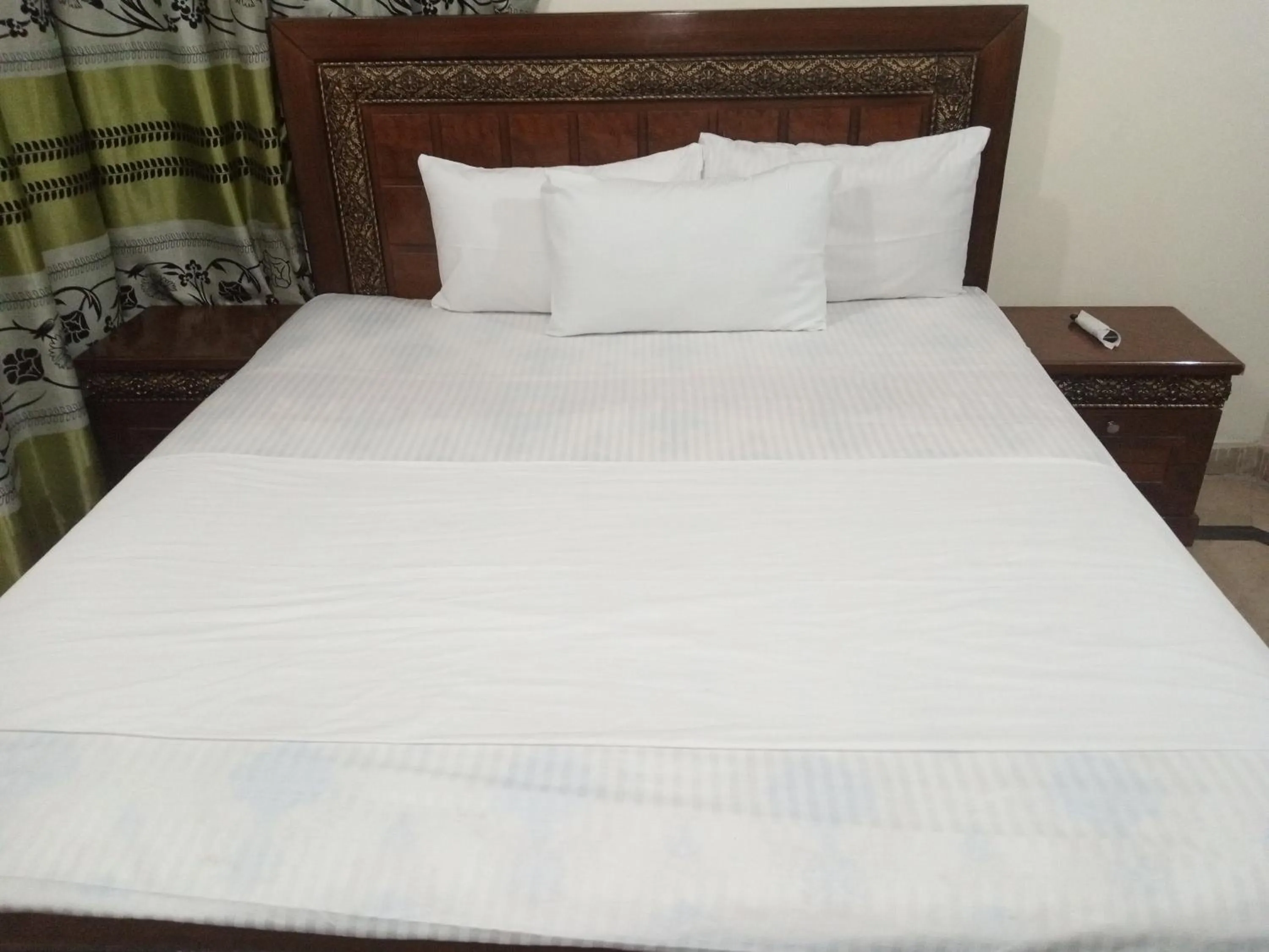 Bed in Hotel Decent Lodge