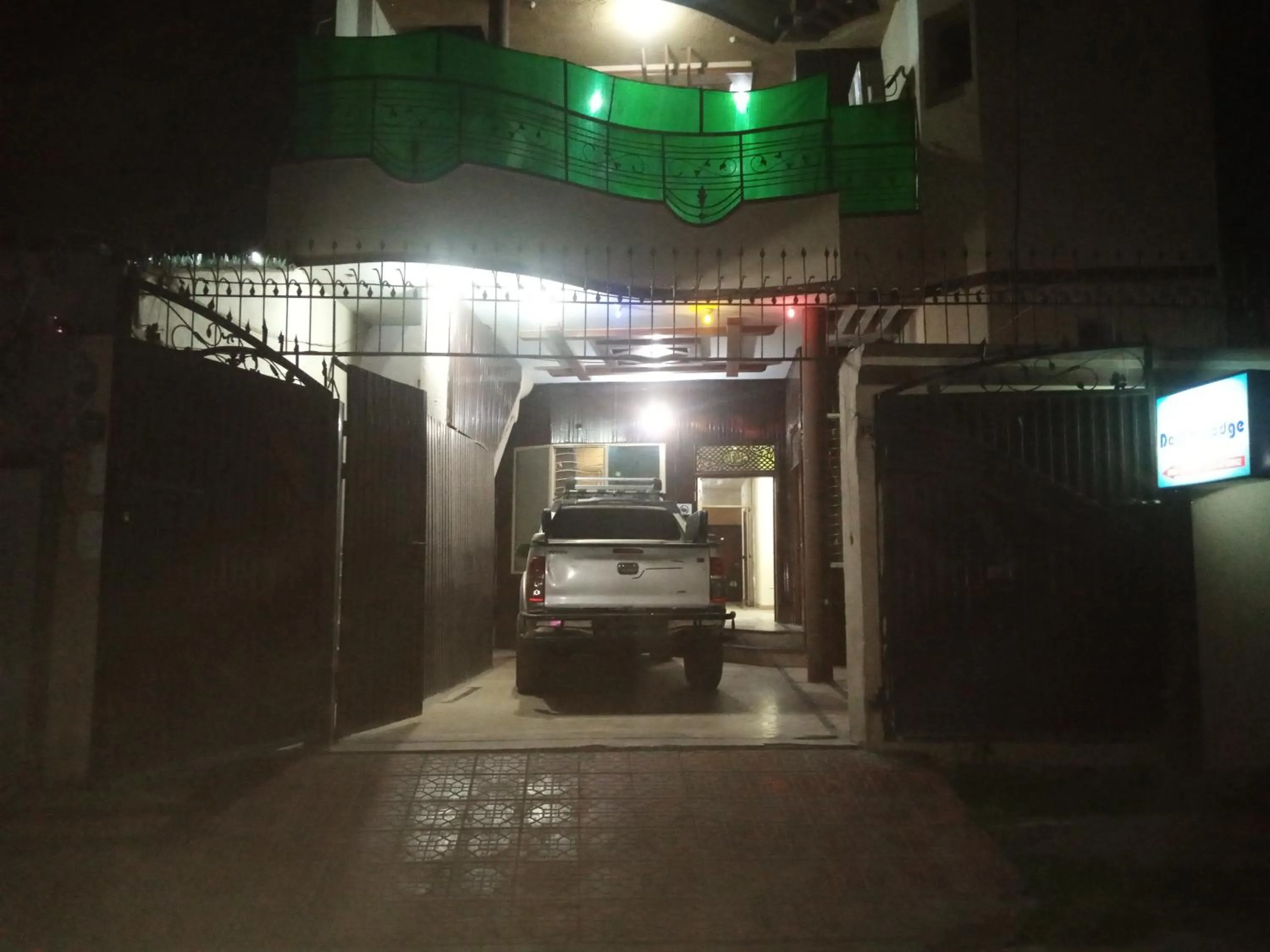 Facade/entrance in Hotel Decent Lodge