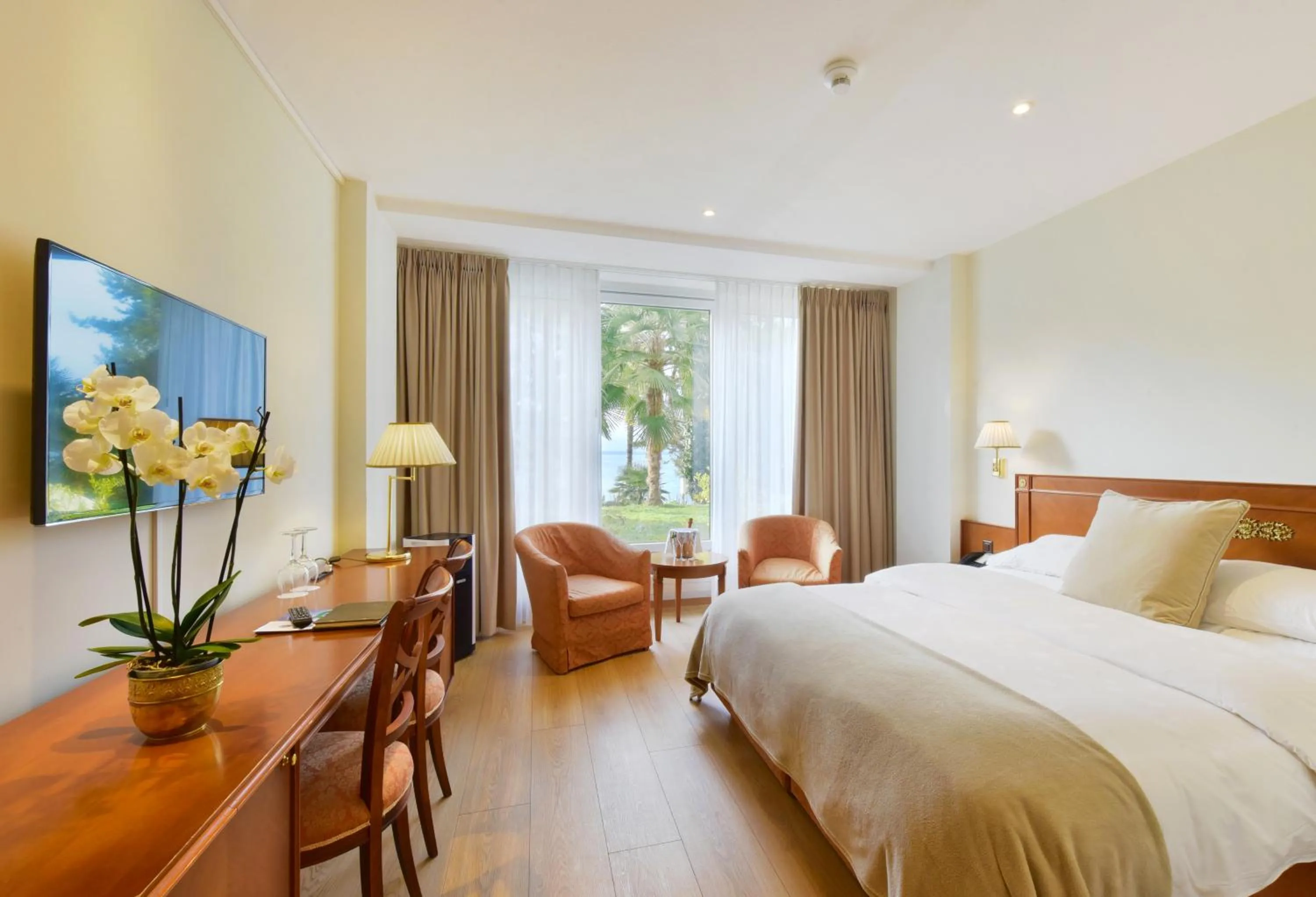 Economy Double Room with Partial Lake View in Golf Hotel René Capt