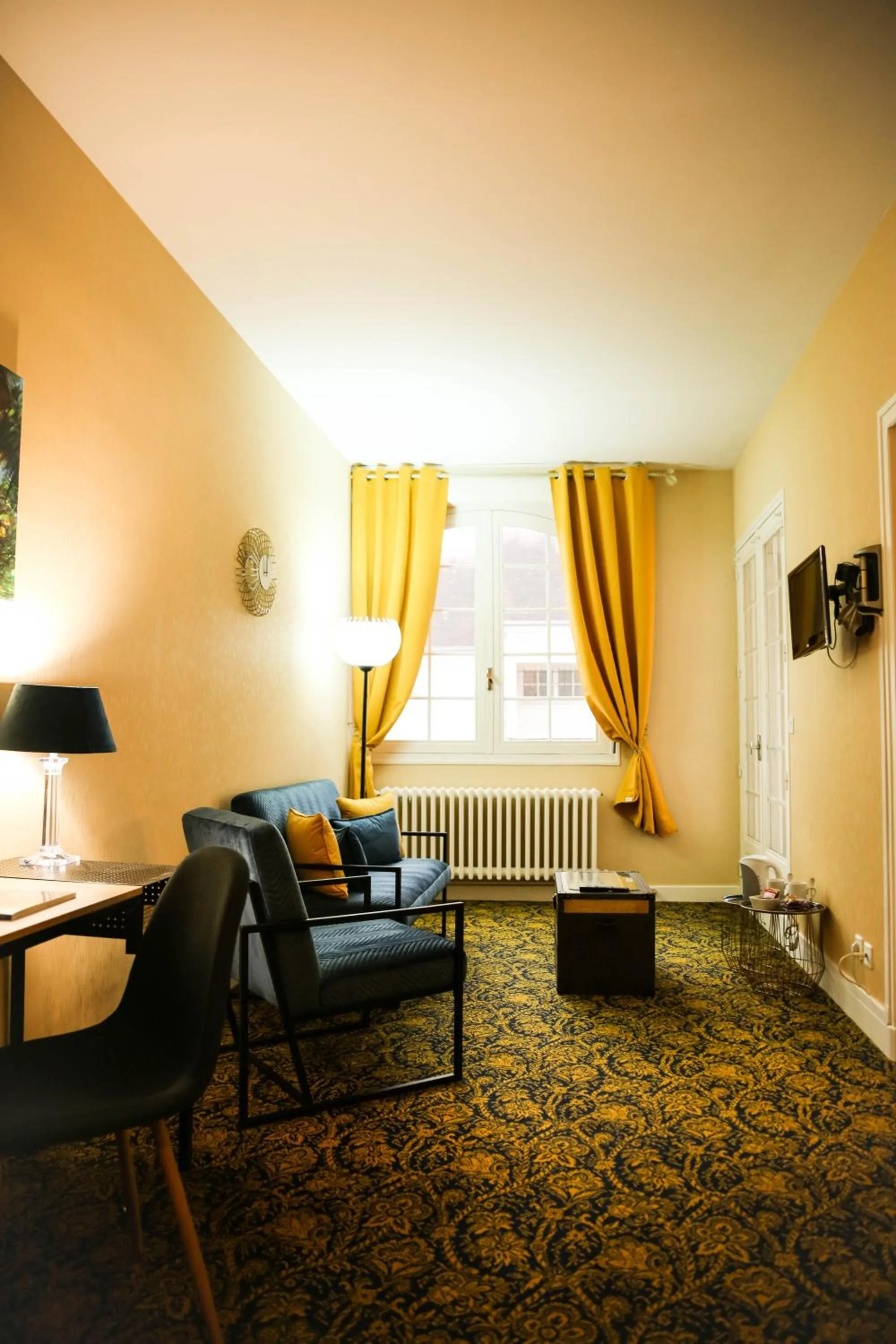 Seating area, Bed in Aux Portes du Château