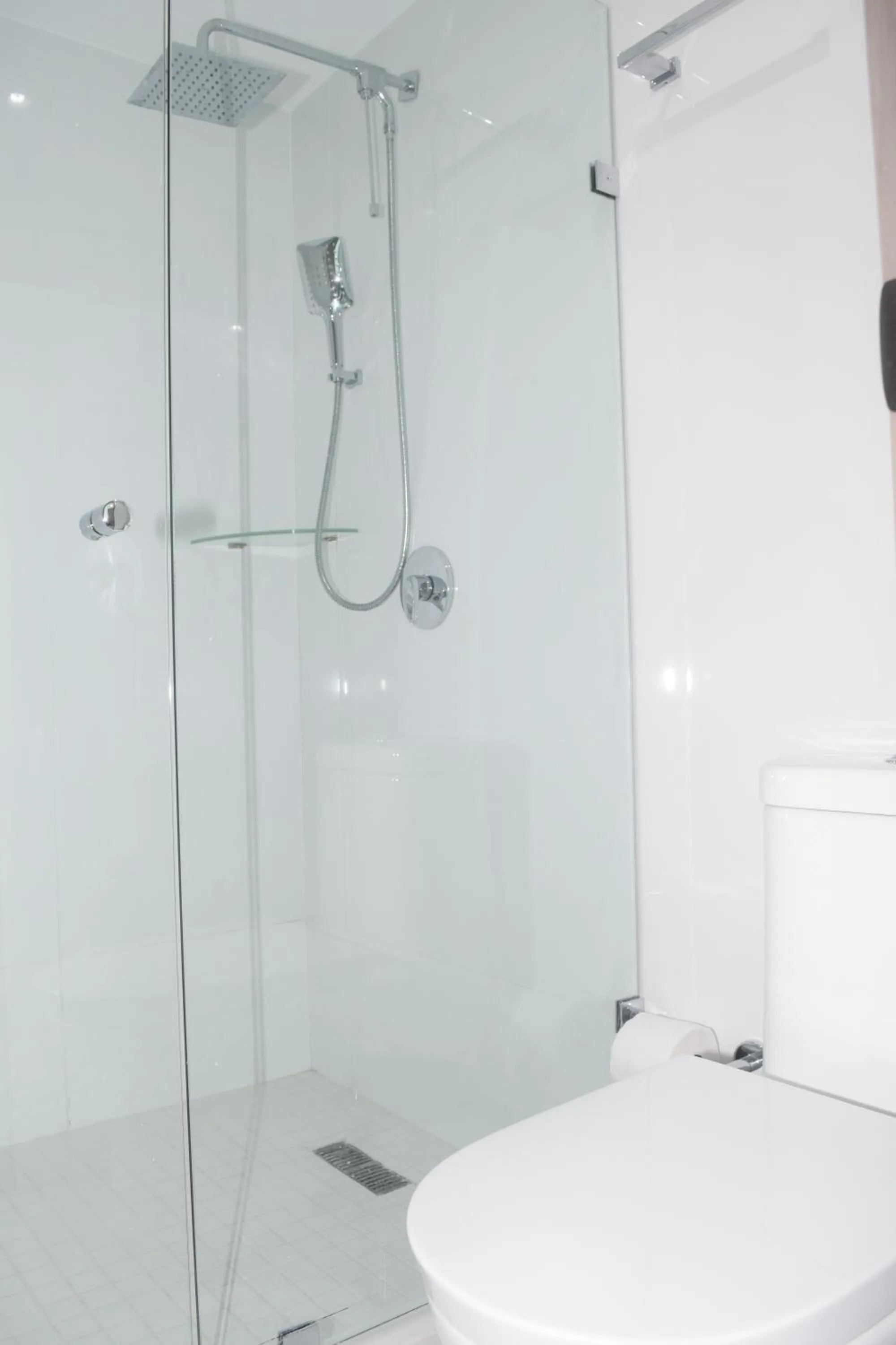 Shower in Nuevo estudio a pie de playa, vistas increibles, alberca, gym jacuzi, seguridad, 3503