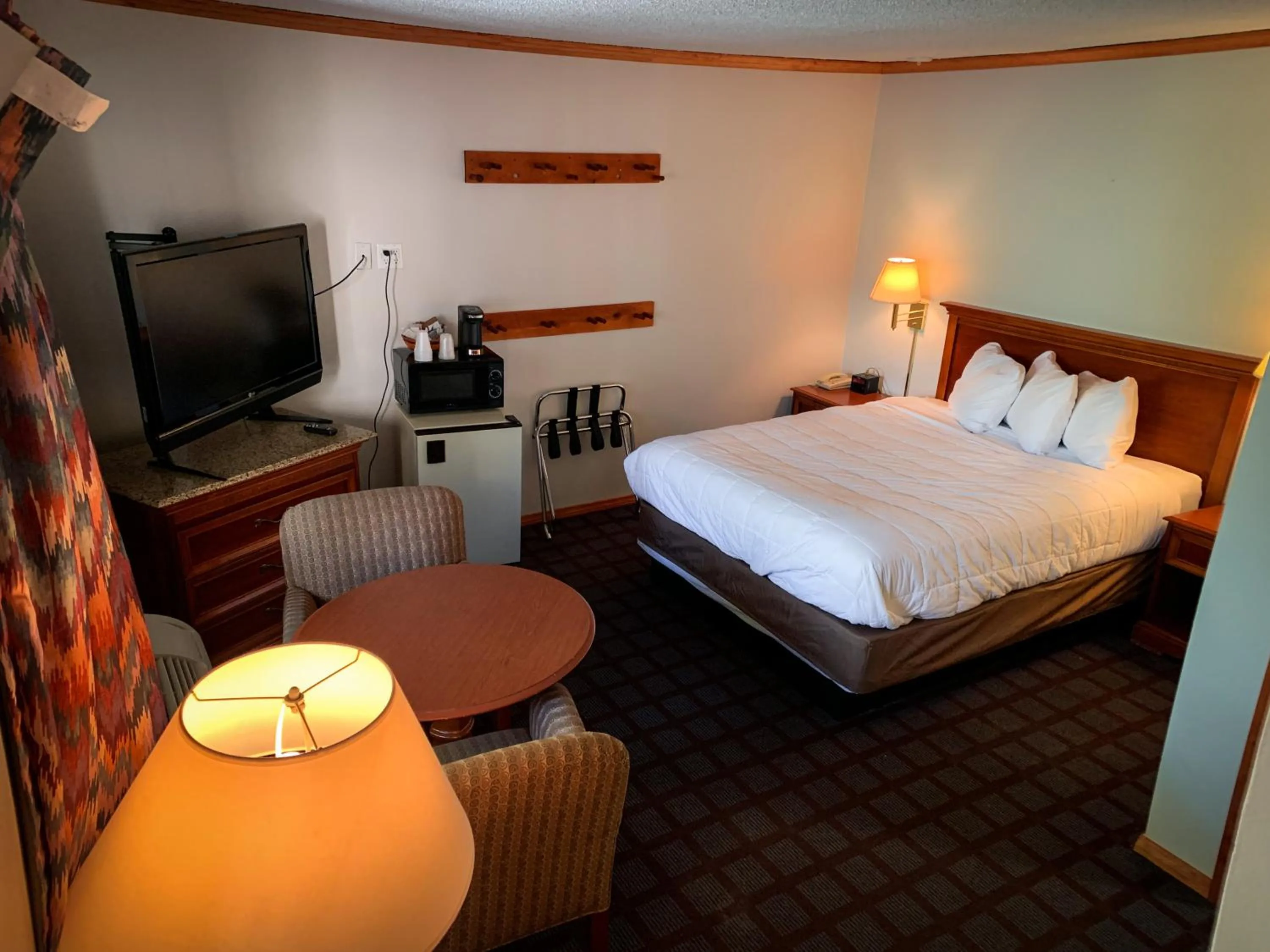 Bed in Ventura Grand Inn