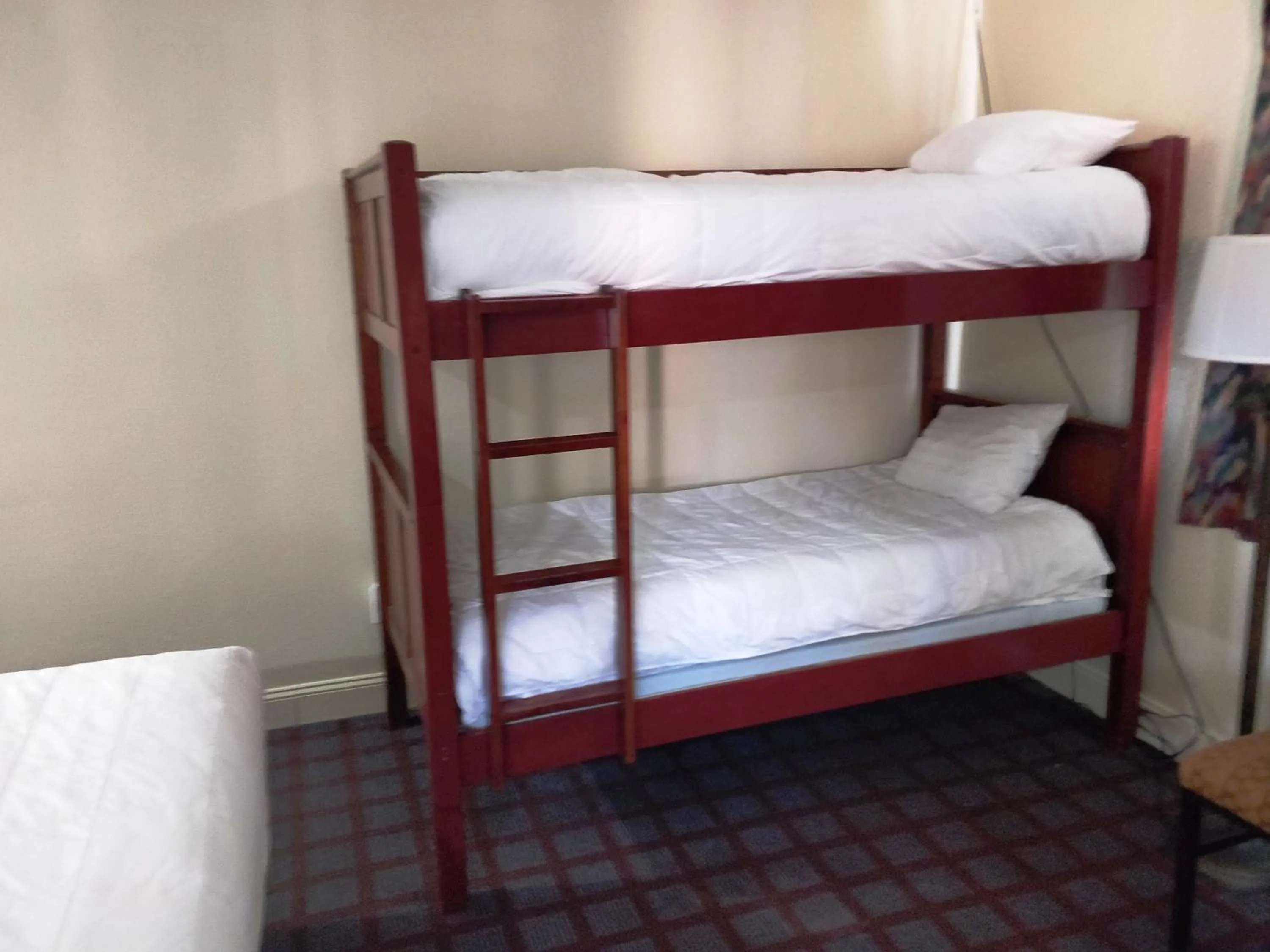 Bed in Ventura Grand Inn