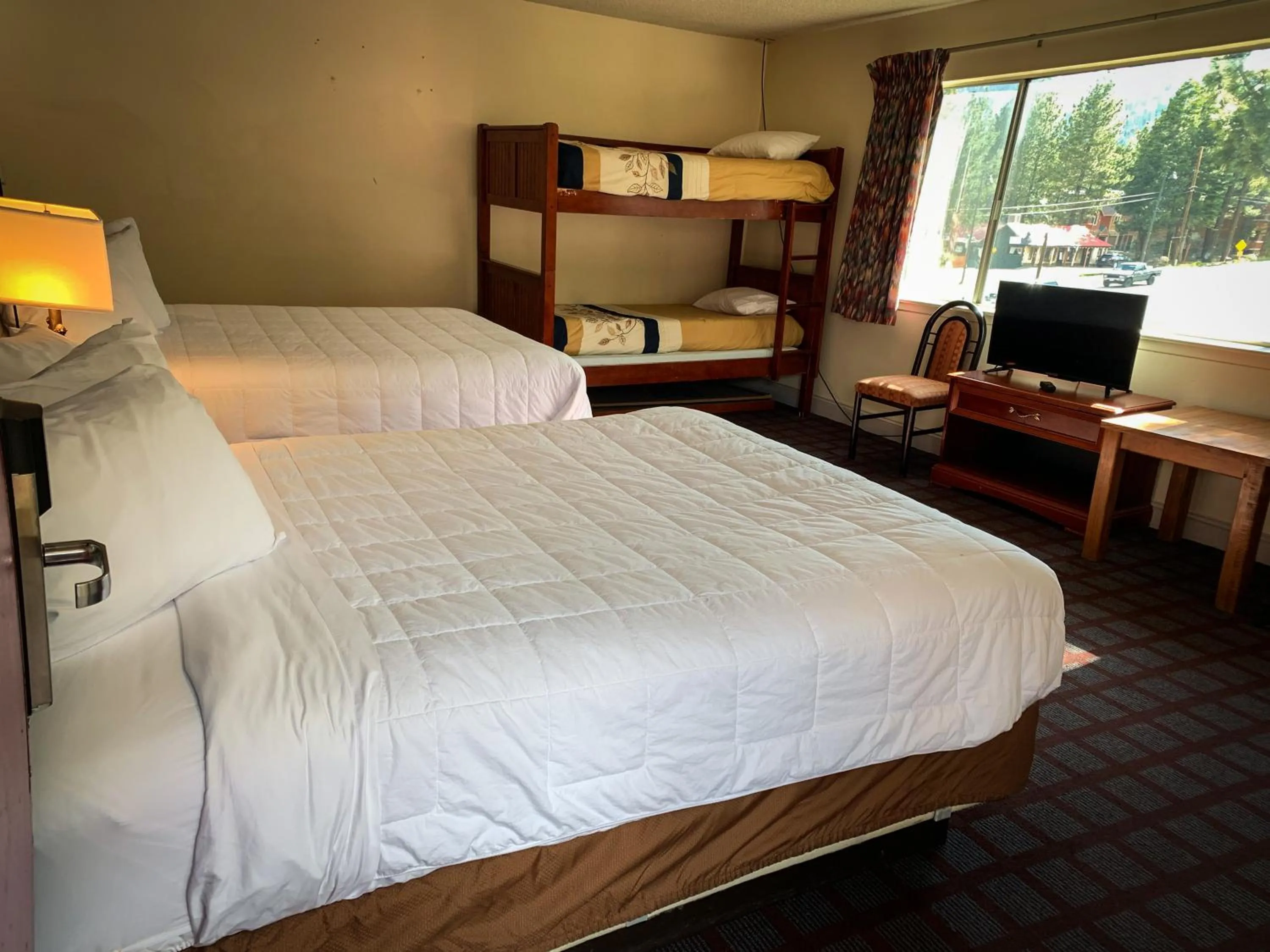 Bed in Ventura Grand Inn