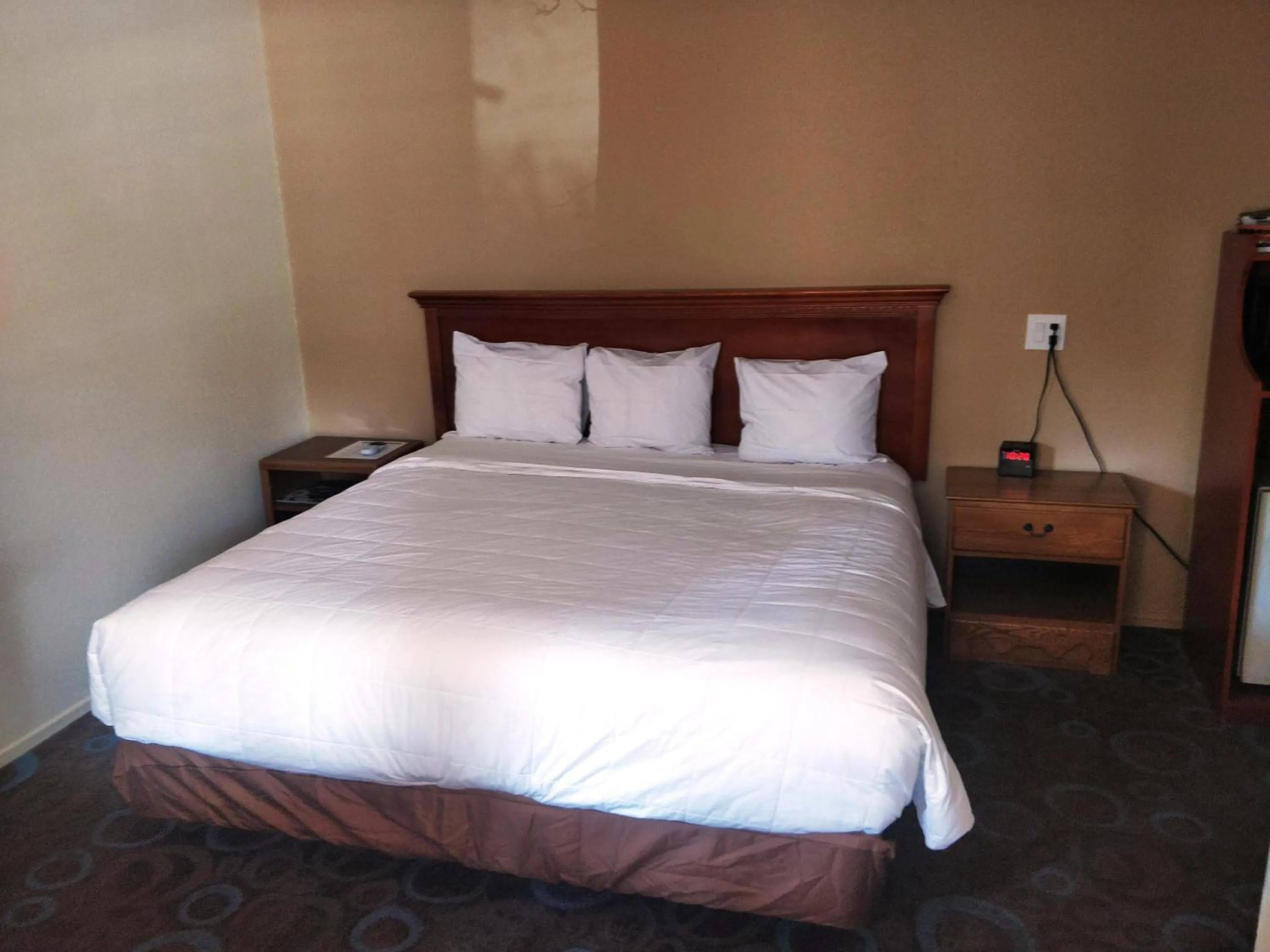 Bed in Ventura Grand Inn