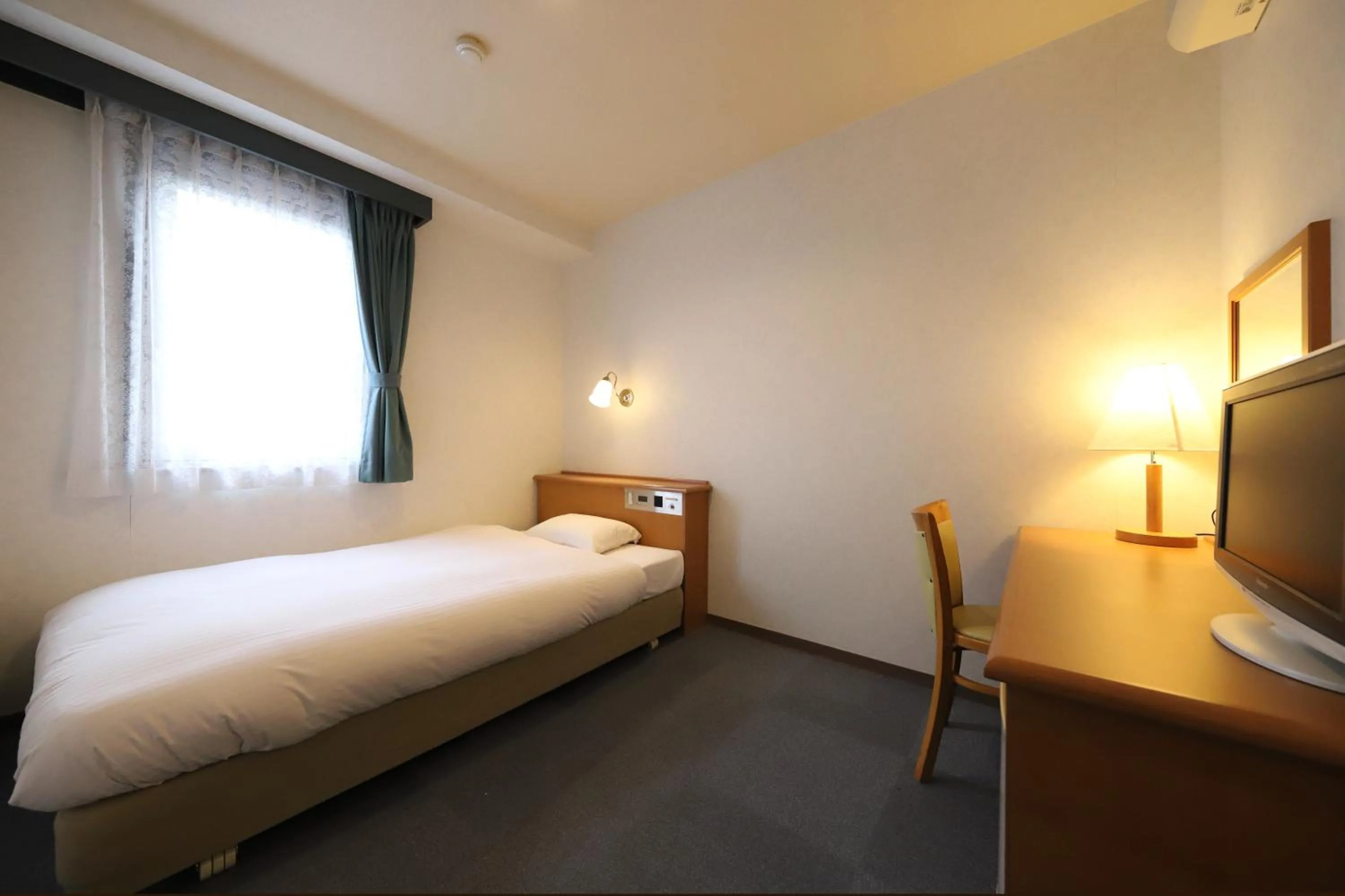 Bed in Smile Hotel Takaoka Ekimae