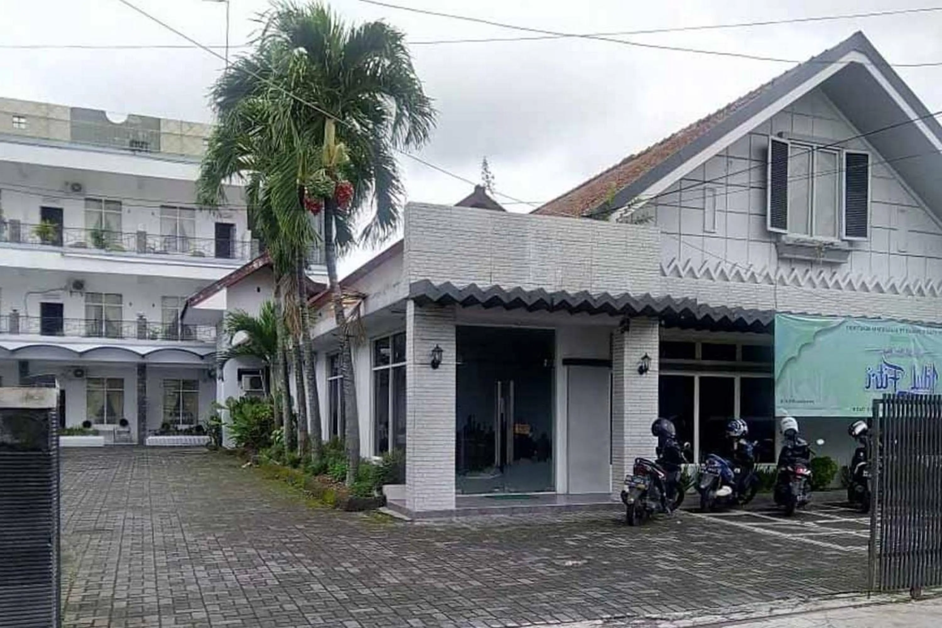Facade/entrance in RedDoorz Syariah @ Hotel Kencana Tasikmalaya