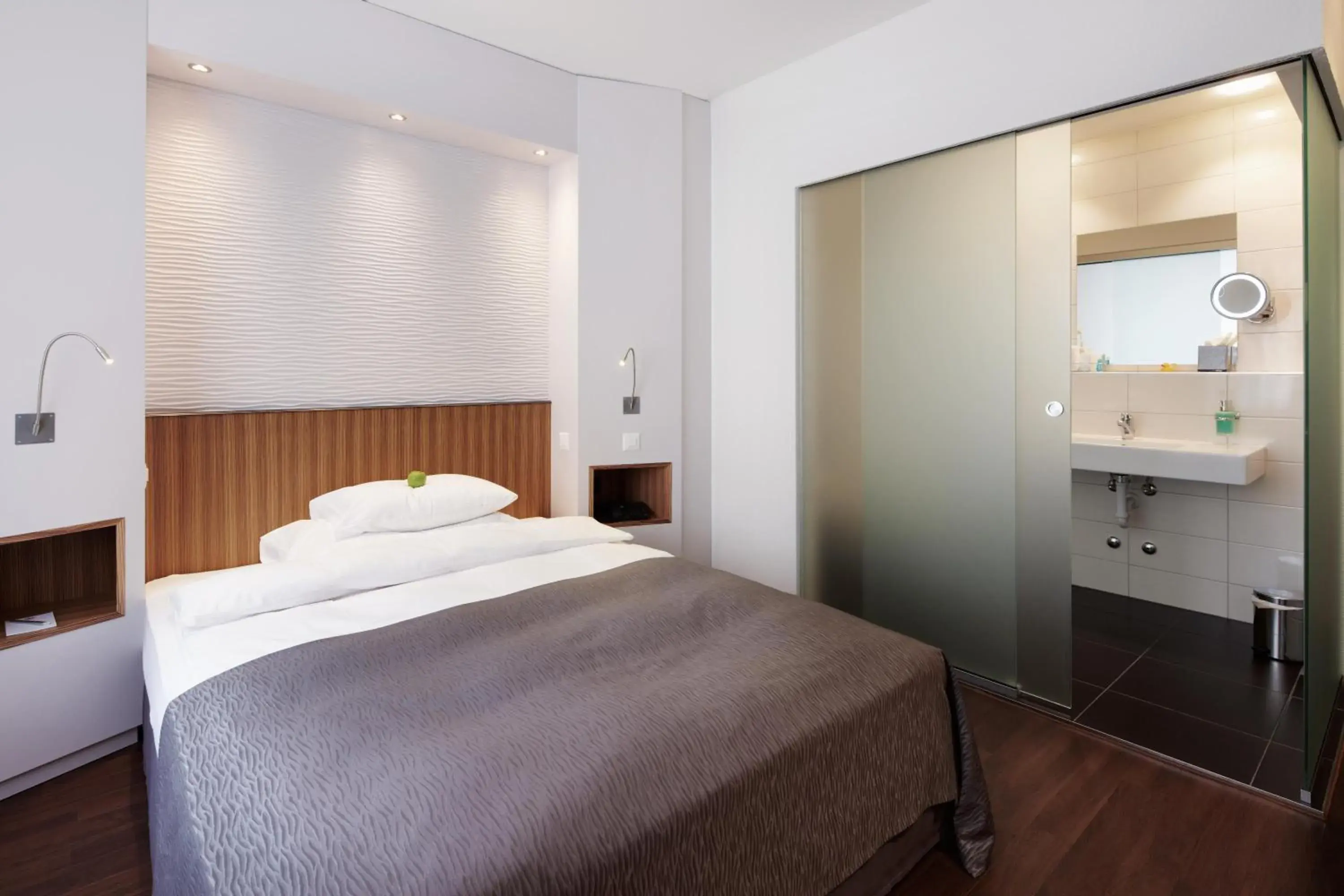 Standard Queen Room in Sorell Hotel Rütli Niederdorf Zürich Standard Queen Room in Sorell Hotel Rütli Niederdorf Zürich