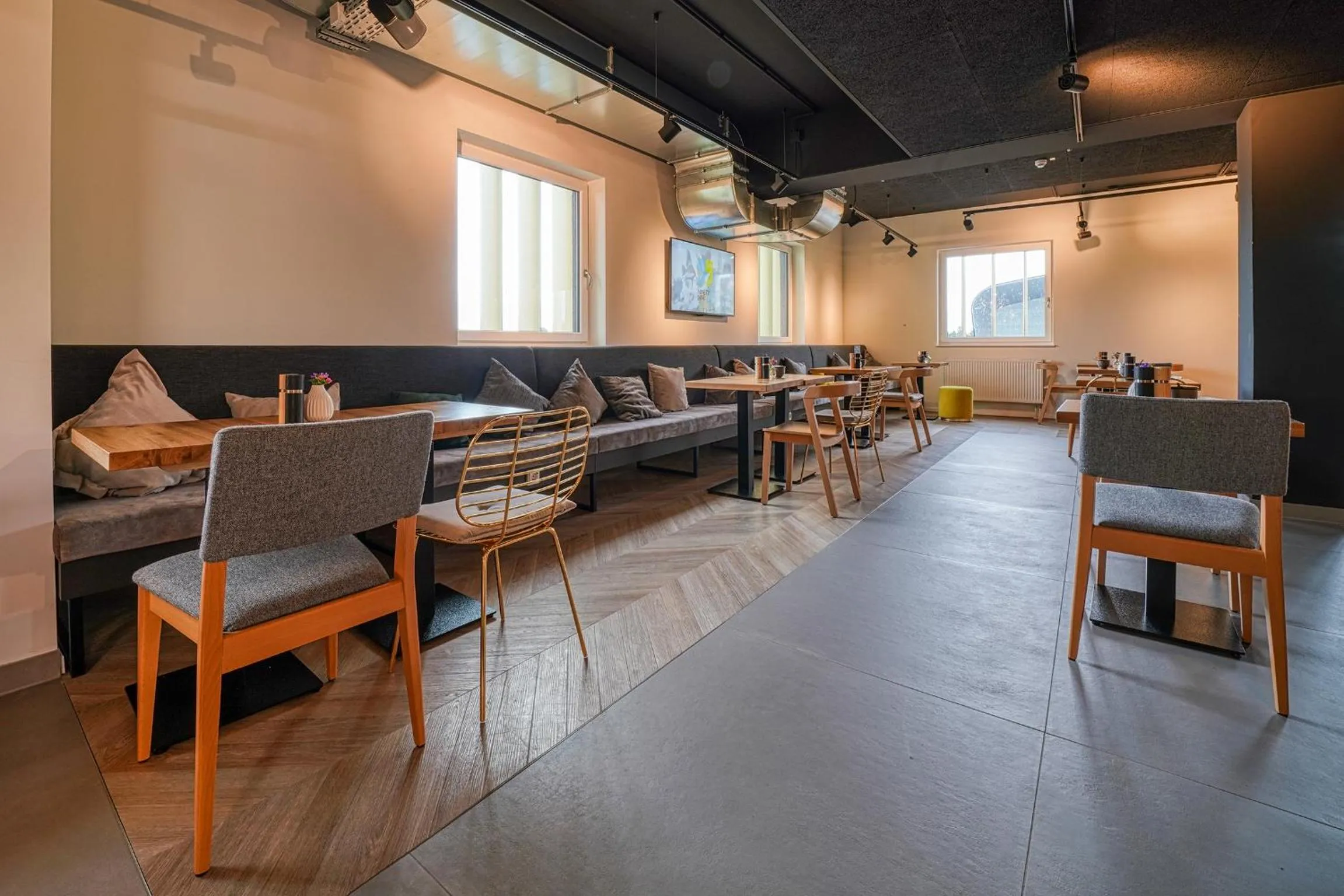 Restaurant/places to eat in NinetyNine Augsburg