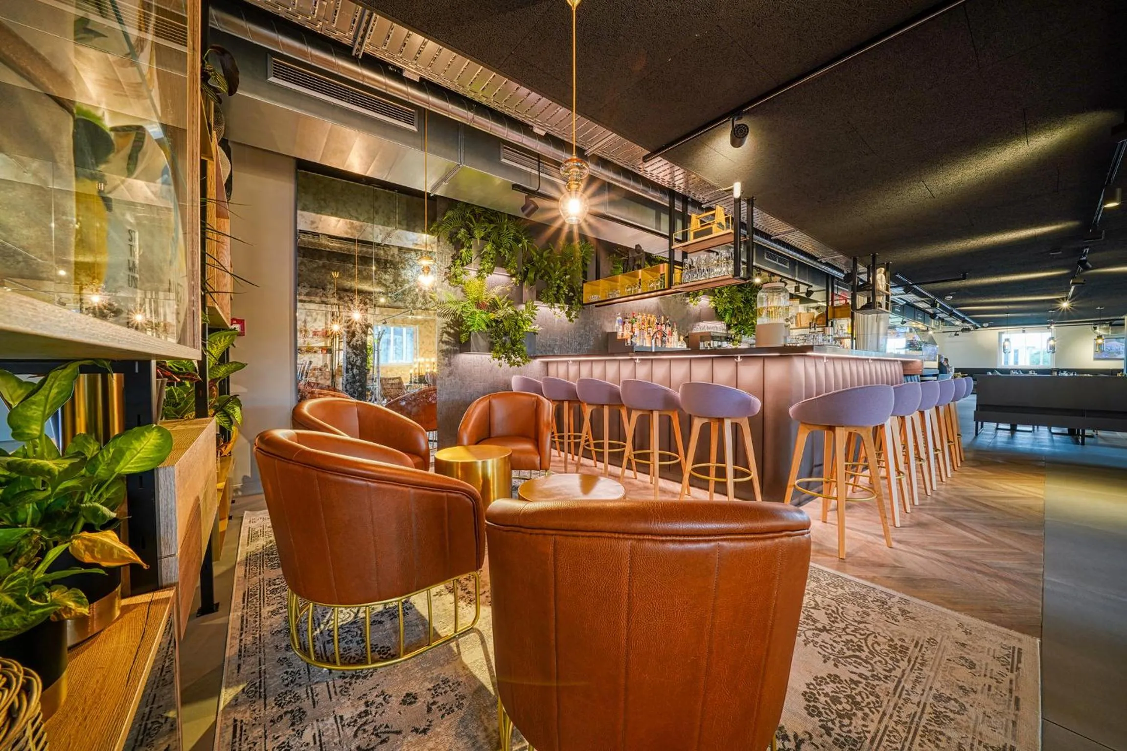 Lounge or bar in NinetyNine Augsburg