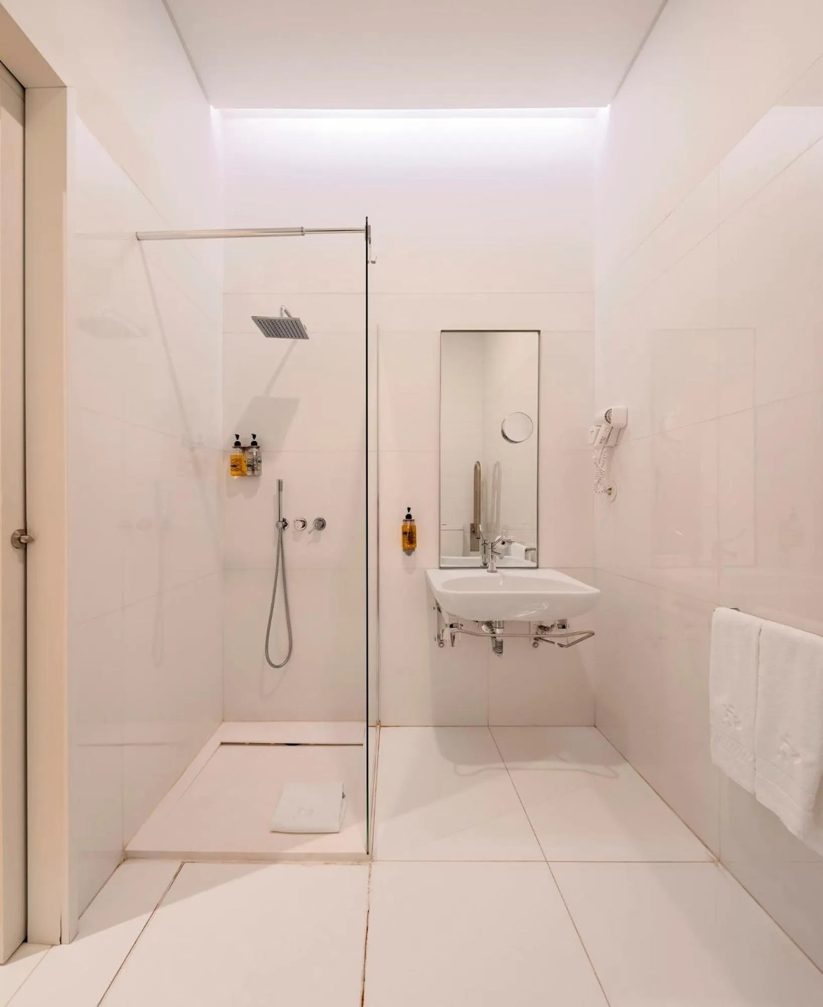 Bathroom in Lisbon Serviced Apartments - Estrela