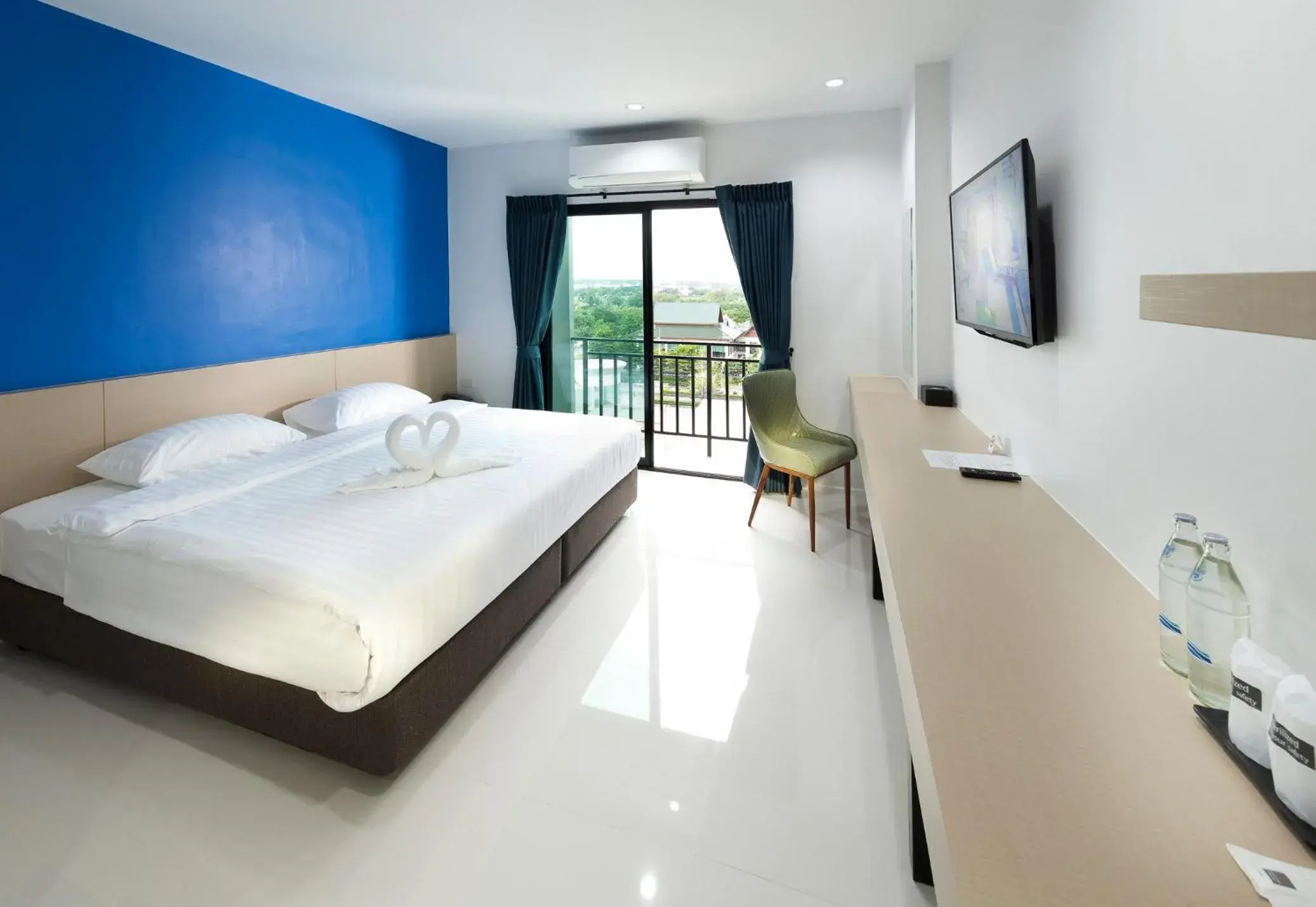 Photo of the whole room, Bed in B Hotel Photo of the whole room, Bed in B Hotel