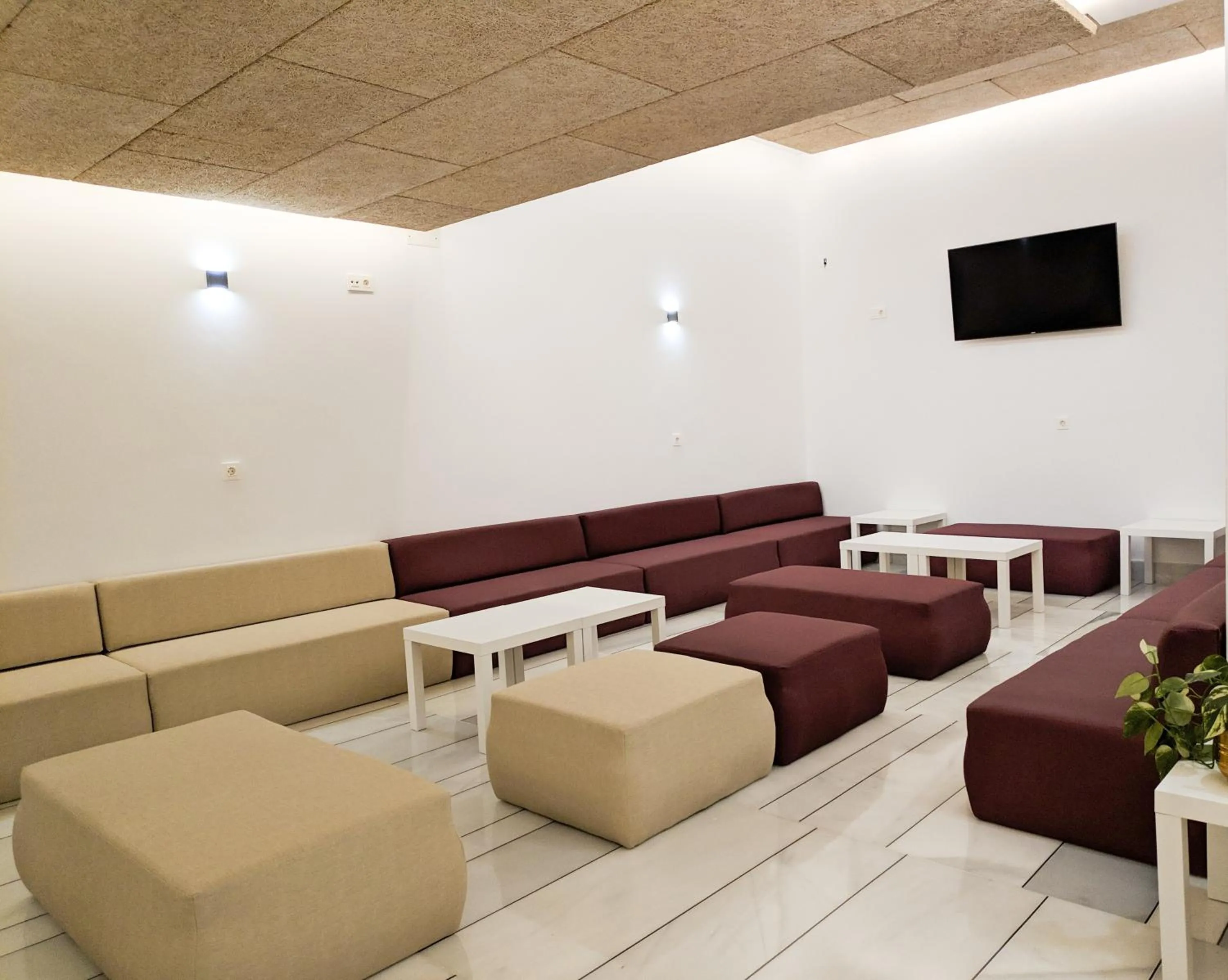 Communal lounge/ TV room in Broz Hostel