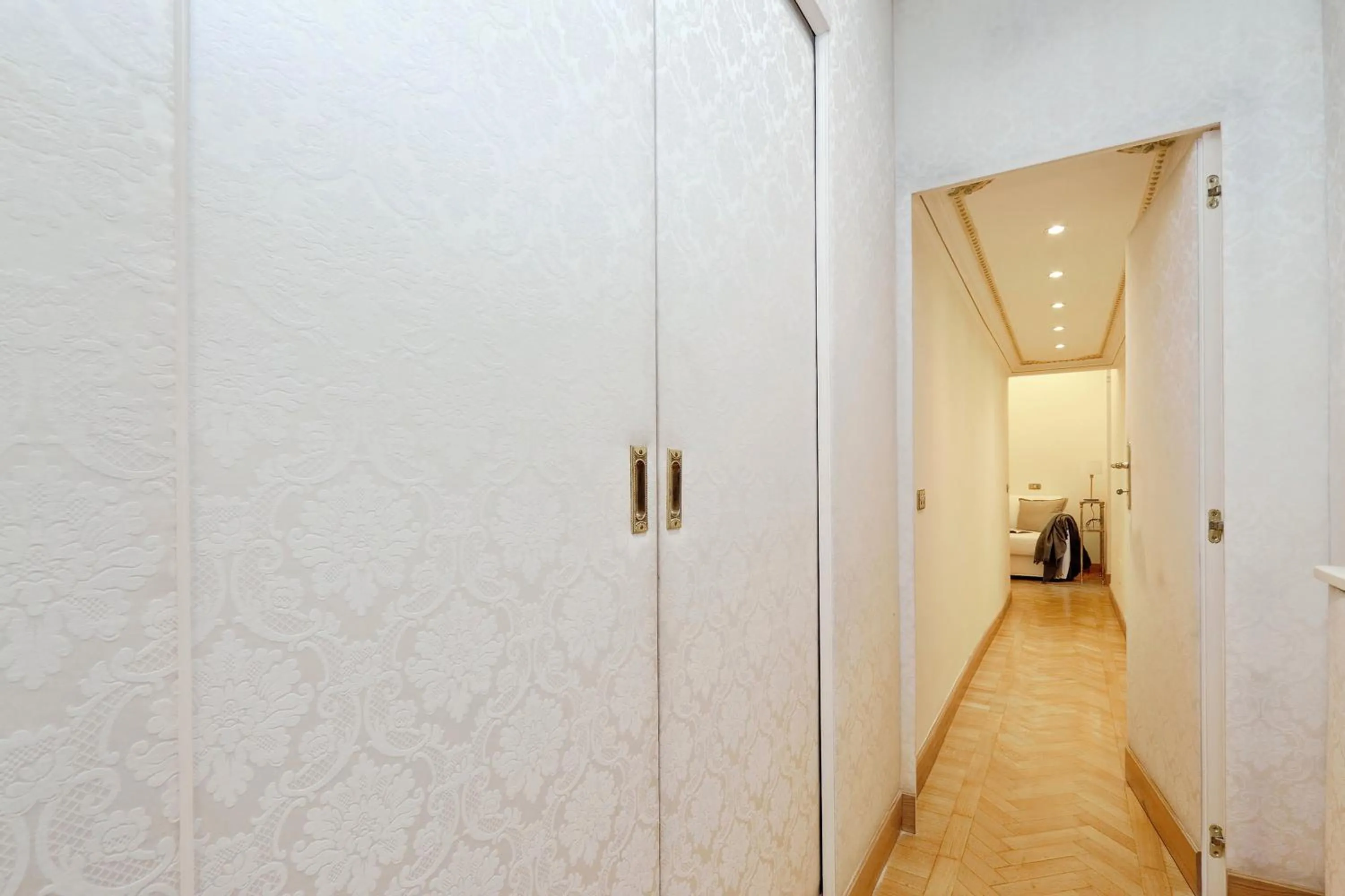 Elegant apartment nearby Trevi Fountain