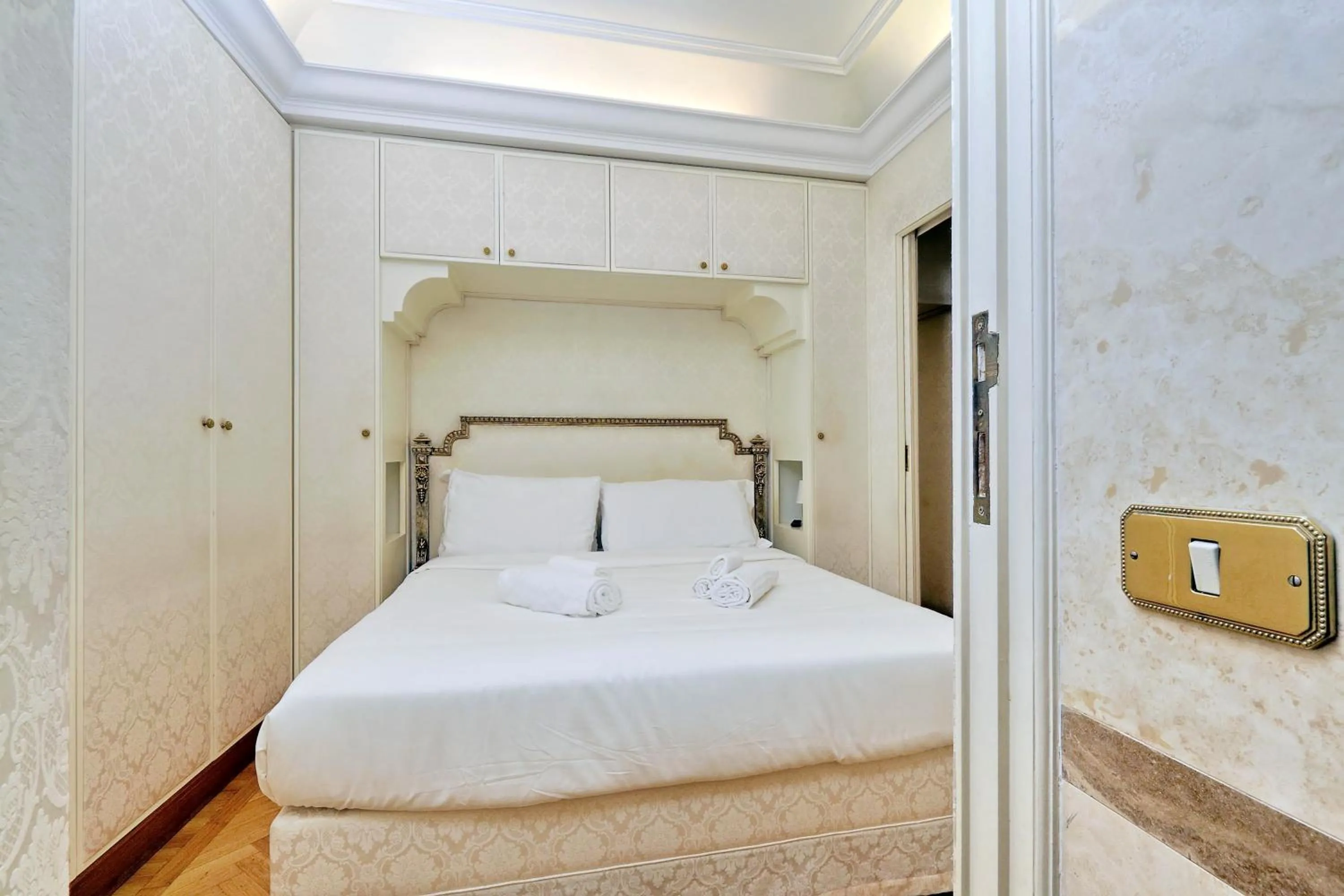 Elegant apartment nearby Trevi Fountain