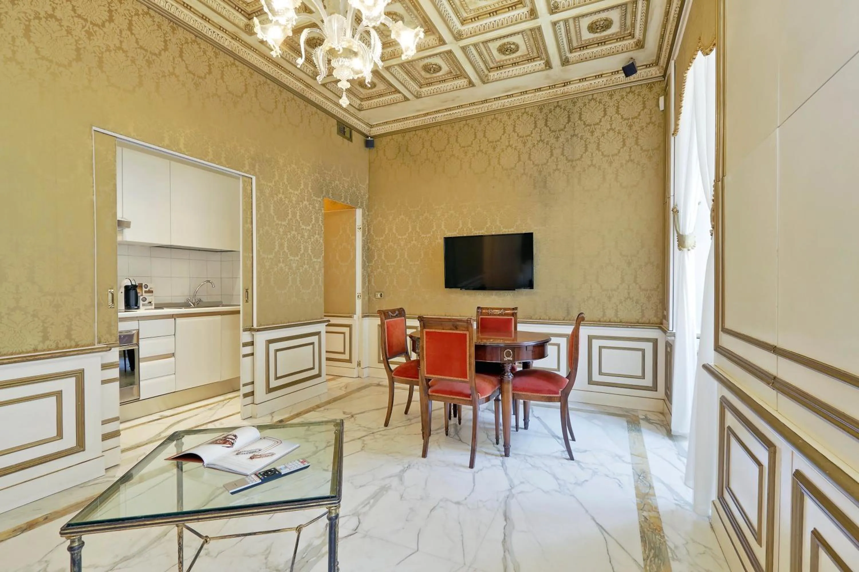 Elegant apartment nearby Trevi Fountain