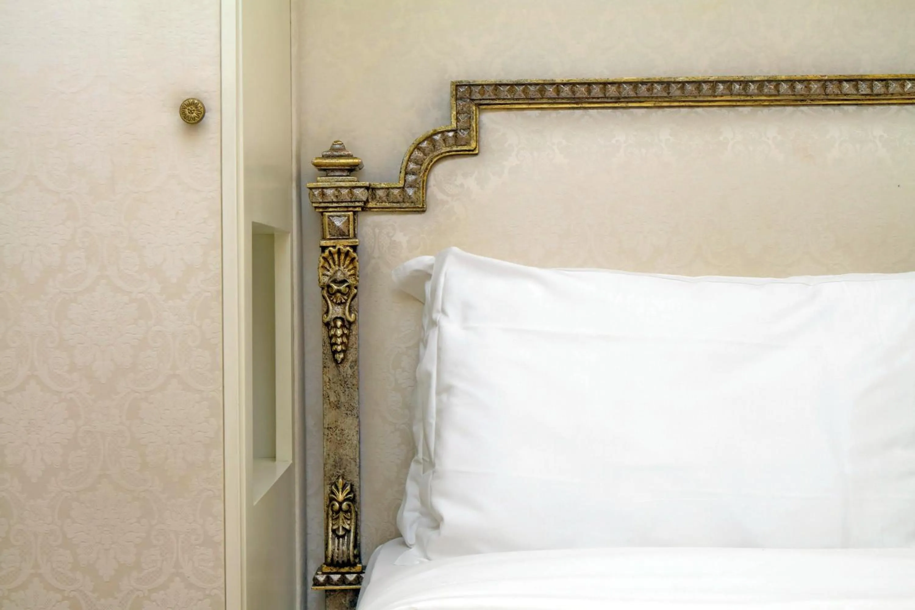 Elegant apartment nearby Trevi Fountain