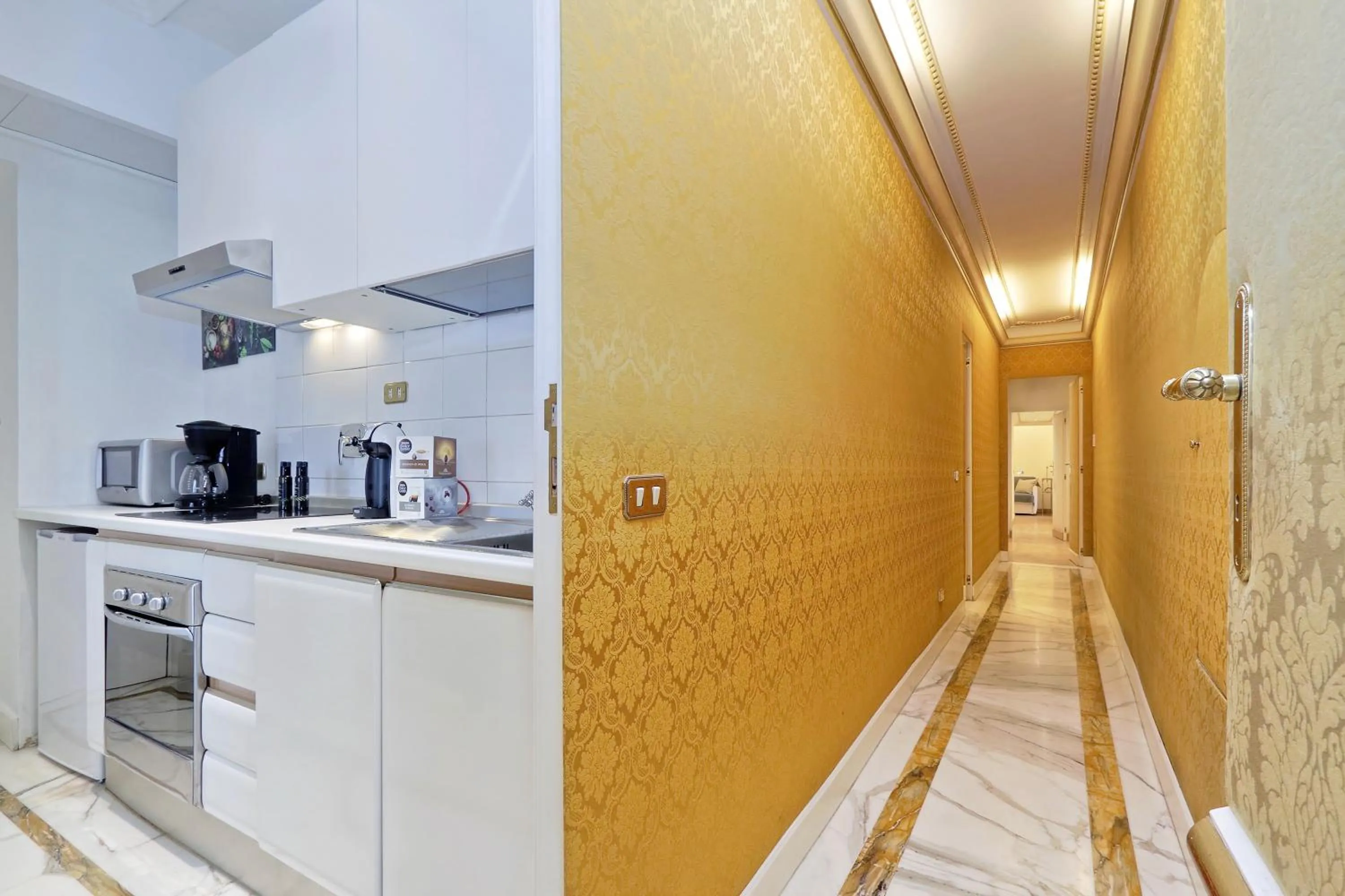 Elegant apartment nearby Trevi Fountain