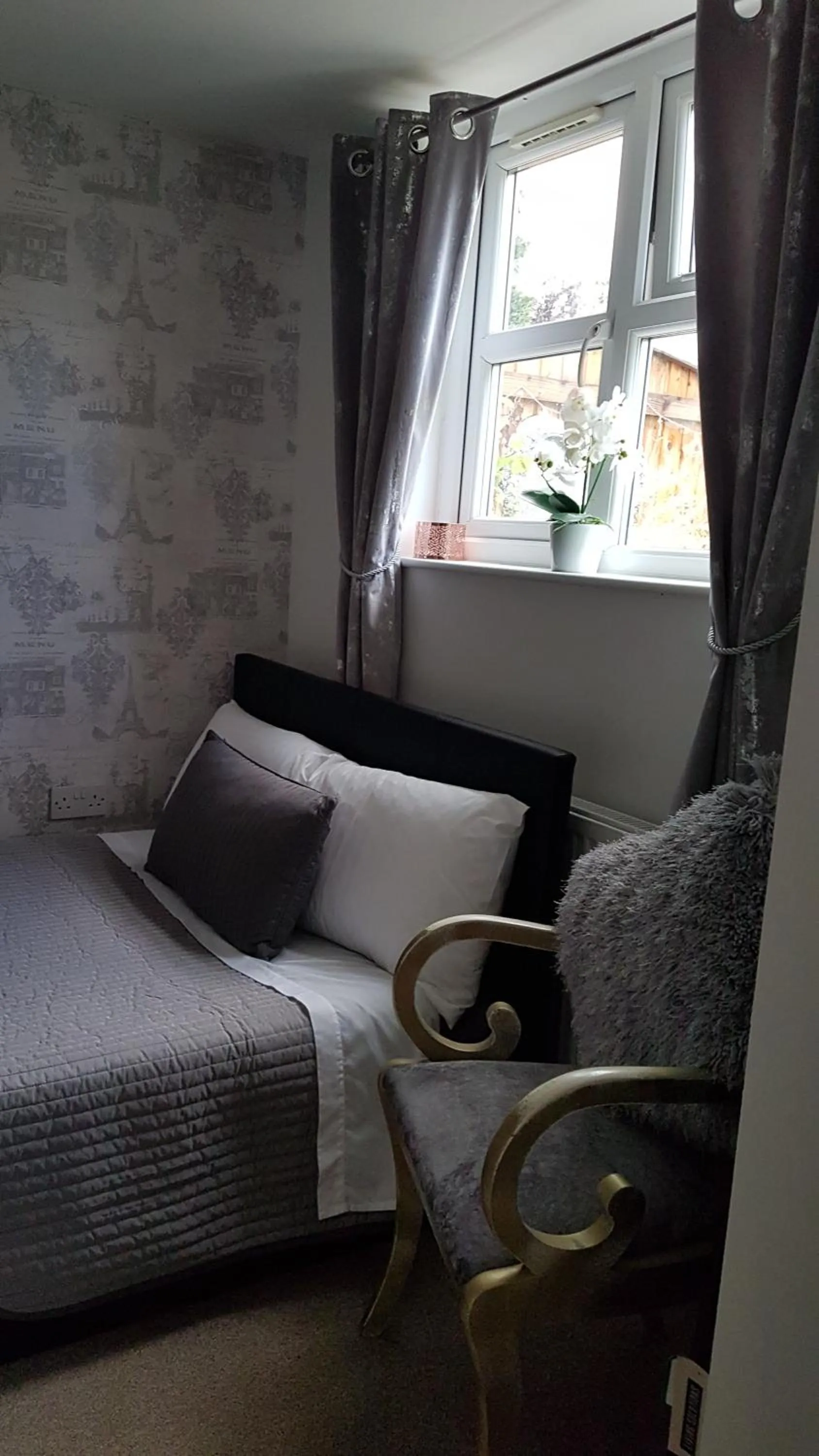 Bed in Debonair bnb @33