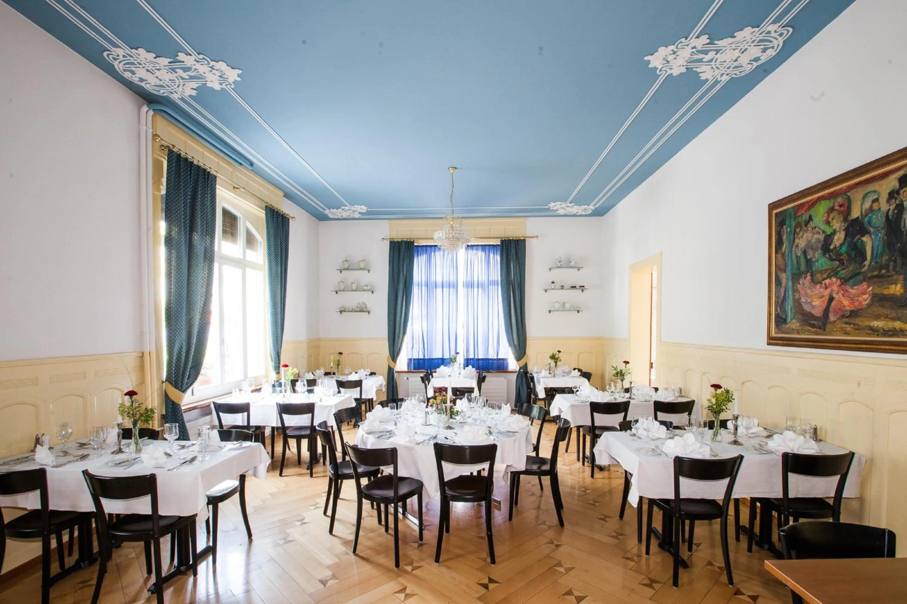 Restaurant/places to eat in Carlton-Europe Vintage Adults Hotel