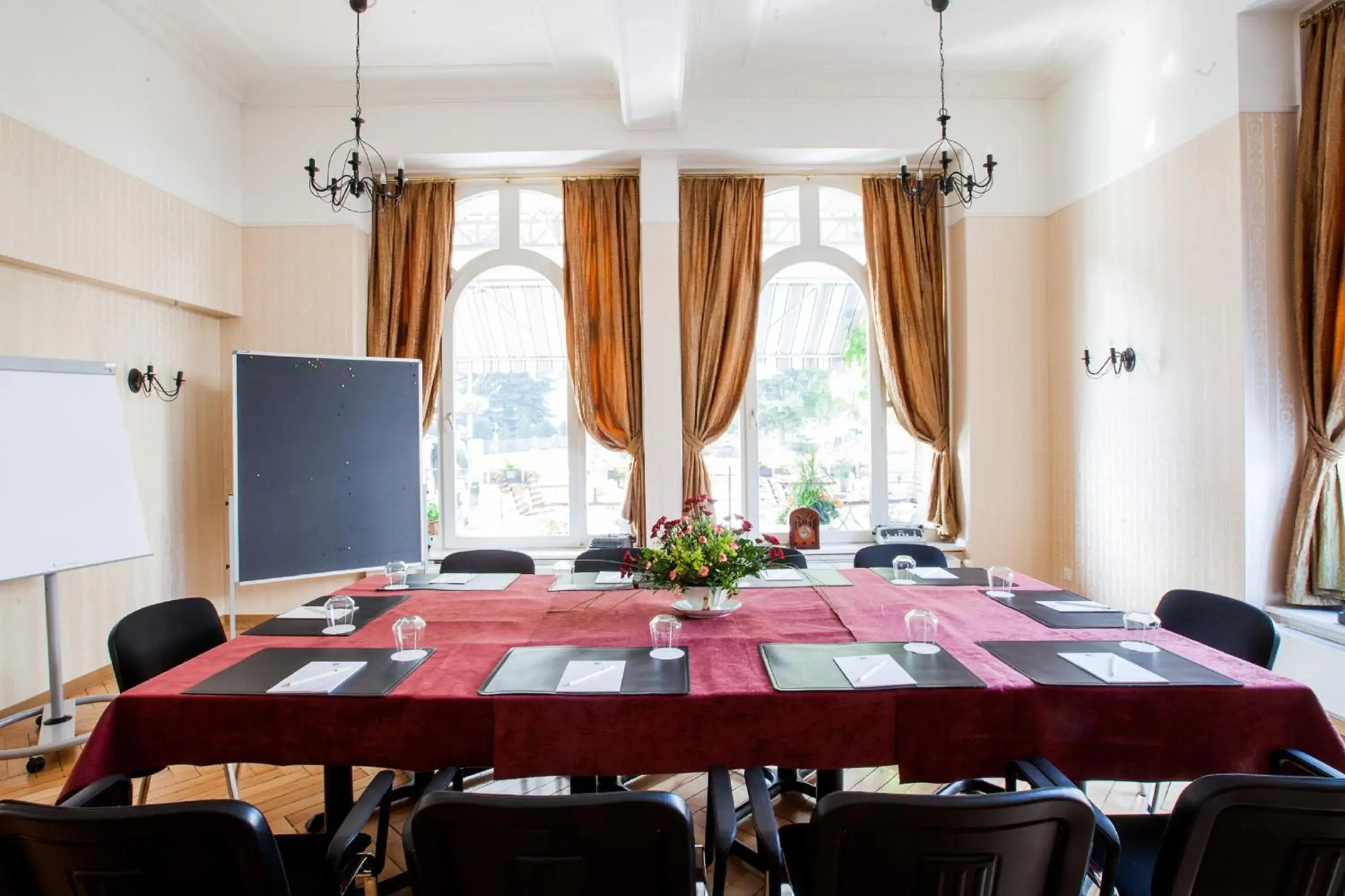 Banquet/Function facilities, Dining Area in Carlton-Europe Vintage Adults Hotel
