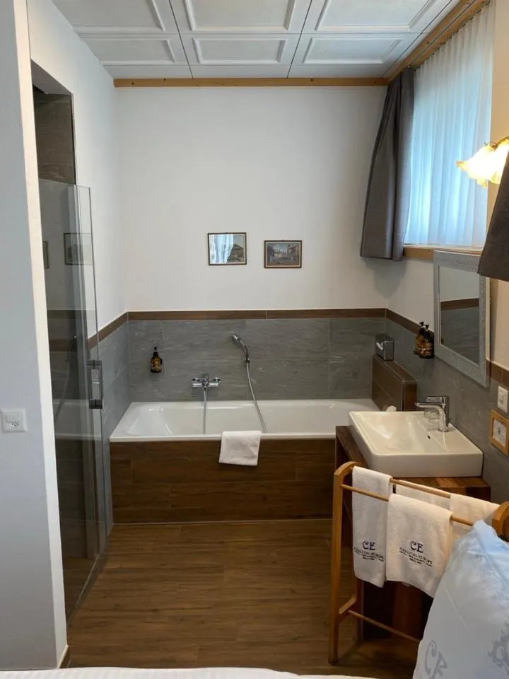 Bath, Bed in Carlton-Europe Vintage Adults Hotel