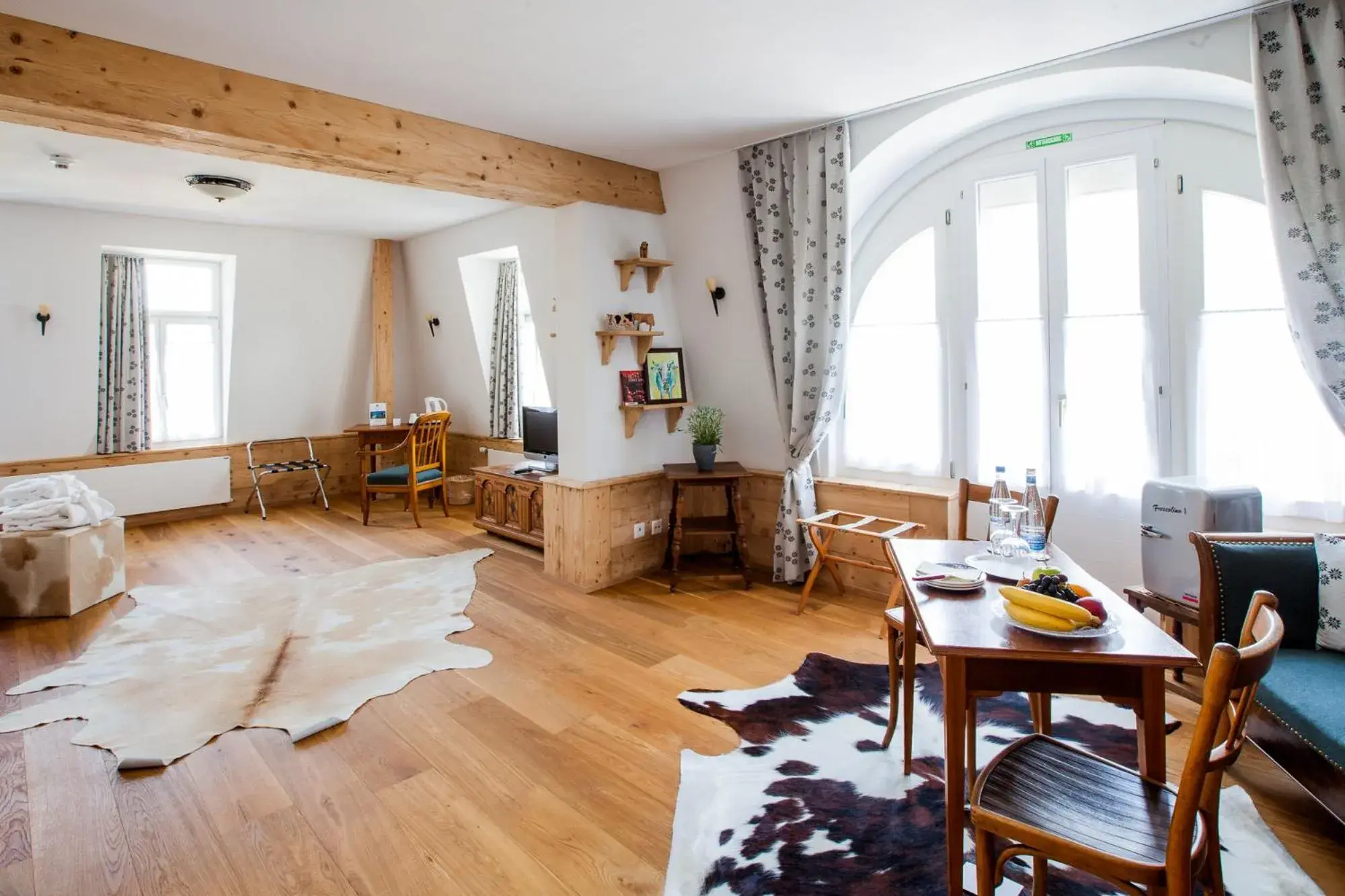 Photo of the whole room, Dining Area in Carlton-Europe Vintage Adults Hotel