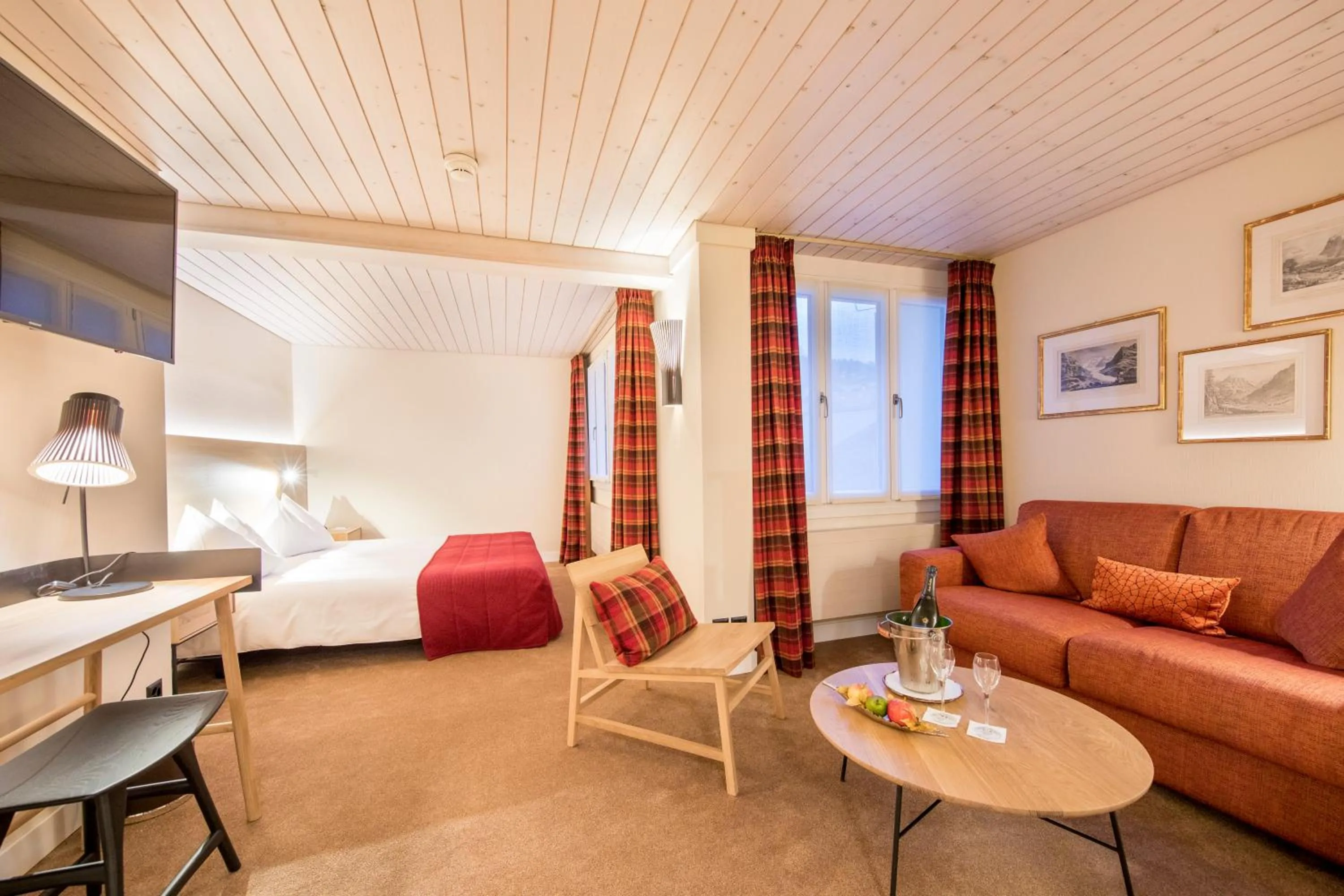 Photo of the whole room, Bed in Hotel Kreuz & Post Grindelwald