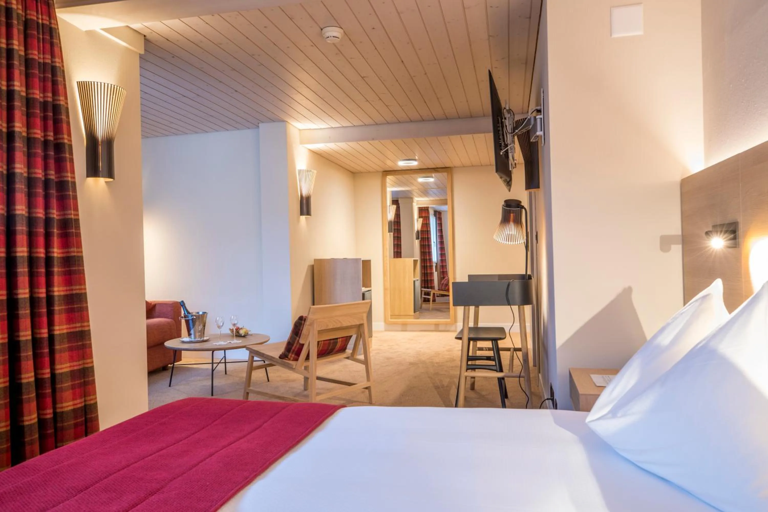 Photo of the whole room, Bed in Hotel Kreuz & Post Grindelwald