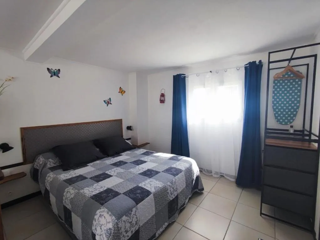 Photo of the whole room, Bed in Le Clos des Passiflores