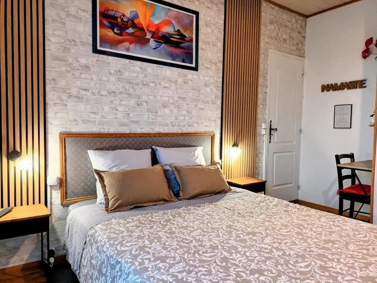 Bed in Le Clos des Passiflores - Chambres et Table d'Hôtes