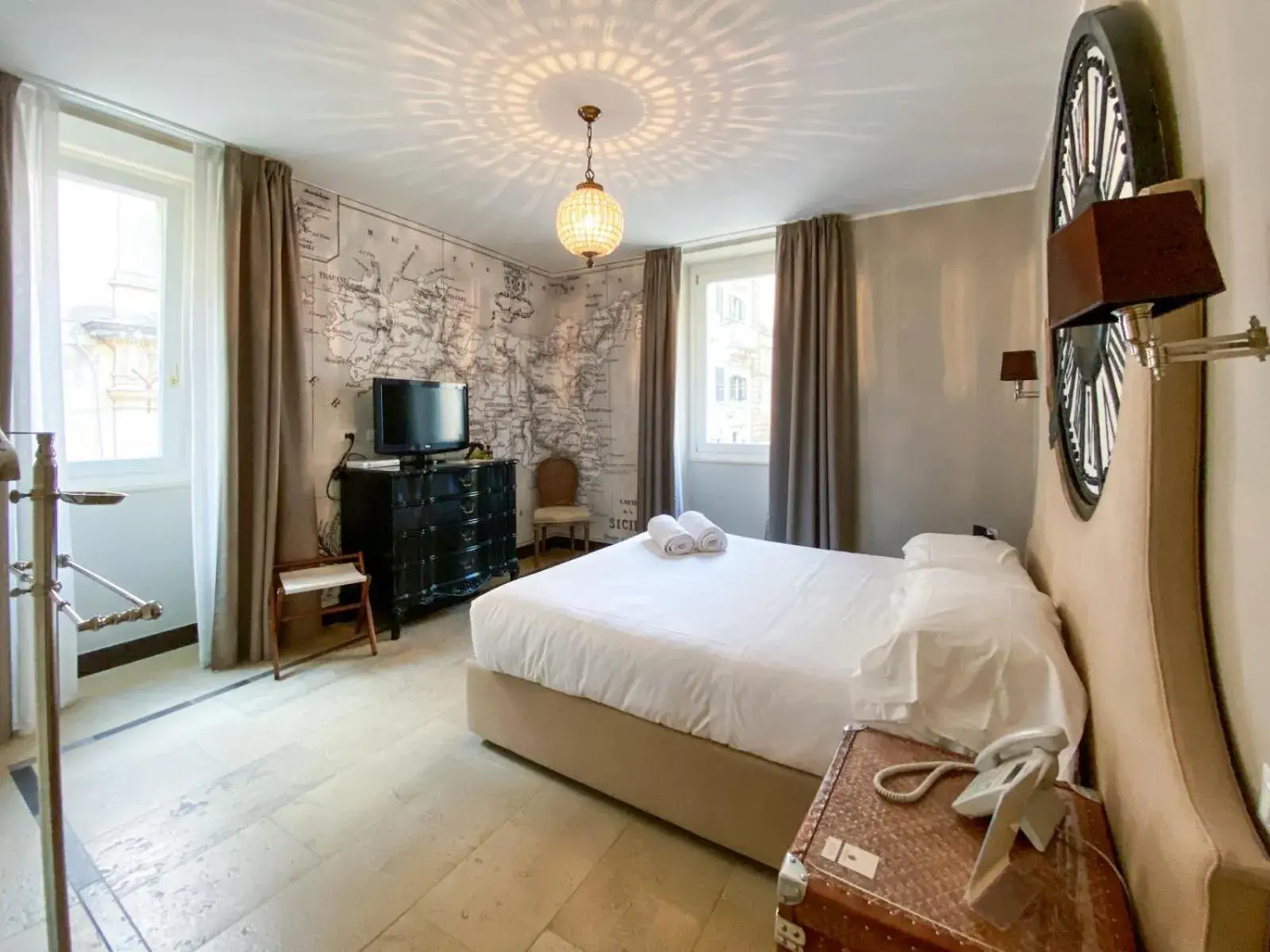 TV and multimedia, Bed in La Dépendance Hotel TV and multimedia, Bed in La Dépendance Hotel