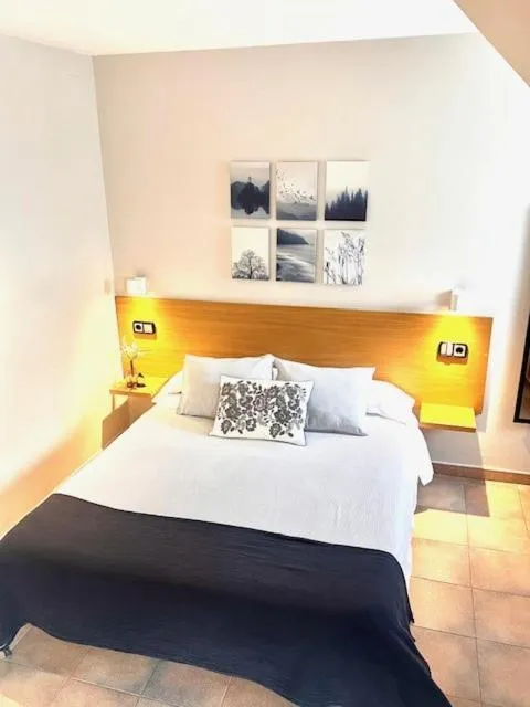 Decorative detail, Bed in Aparthotel El Serch