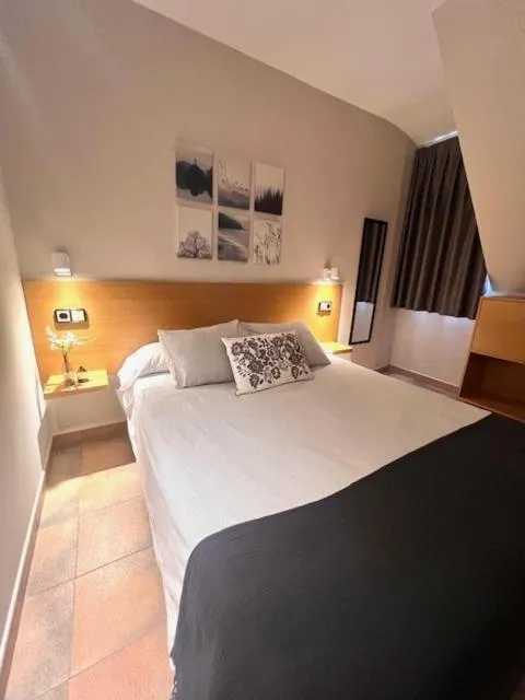 Decorative detail, Bed in Aparthotel El Serch