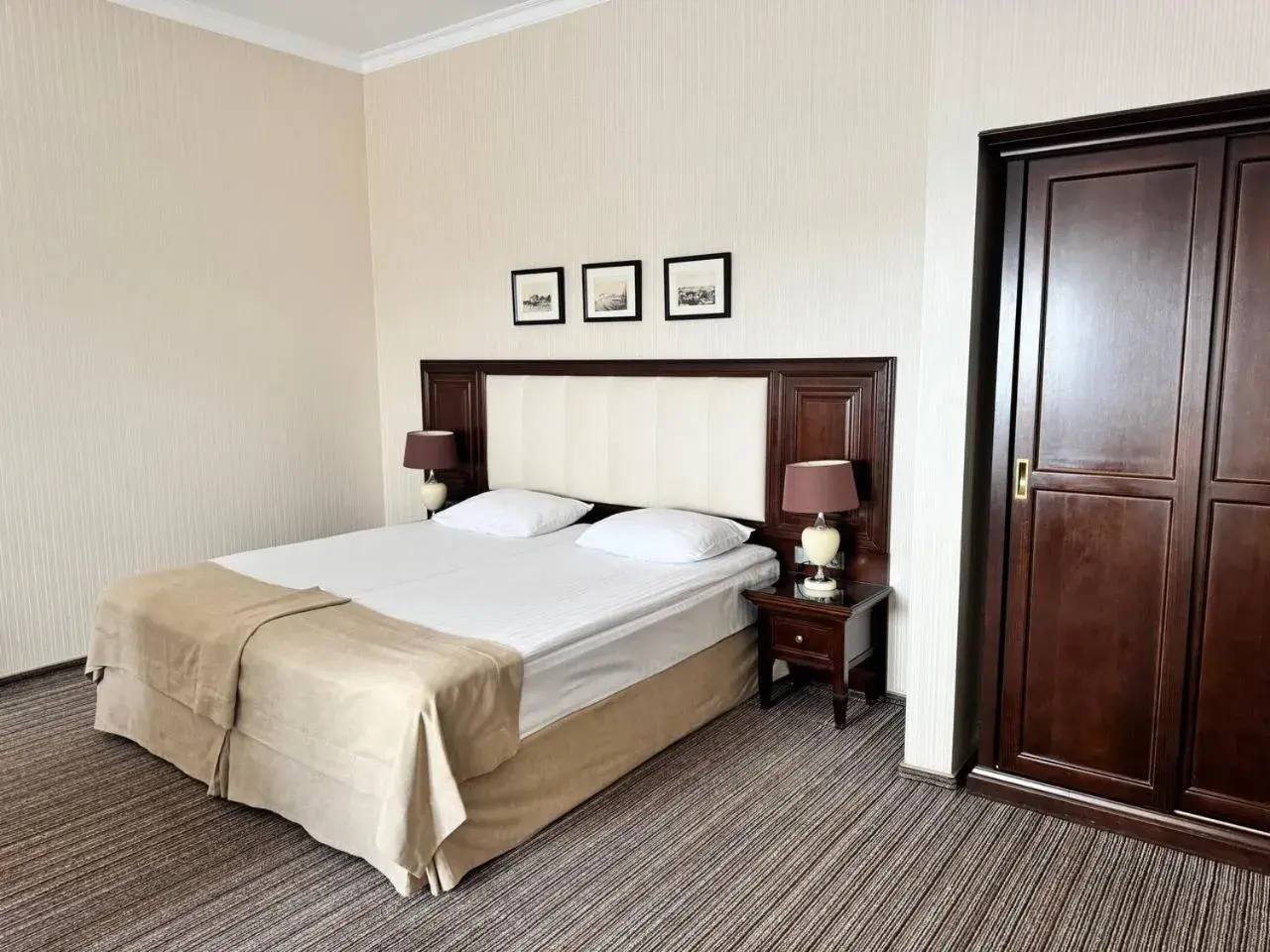 Double or Twin Room - single occupancy - Disability Access in Optima Collection Zhytomyr Double or Twin Room - single occupancy - Disability Access in Optima Collection Zhytomyr