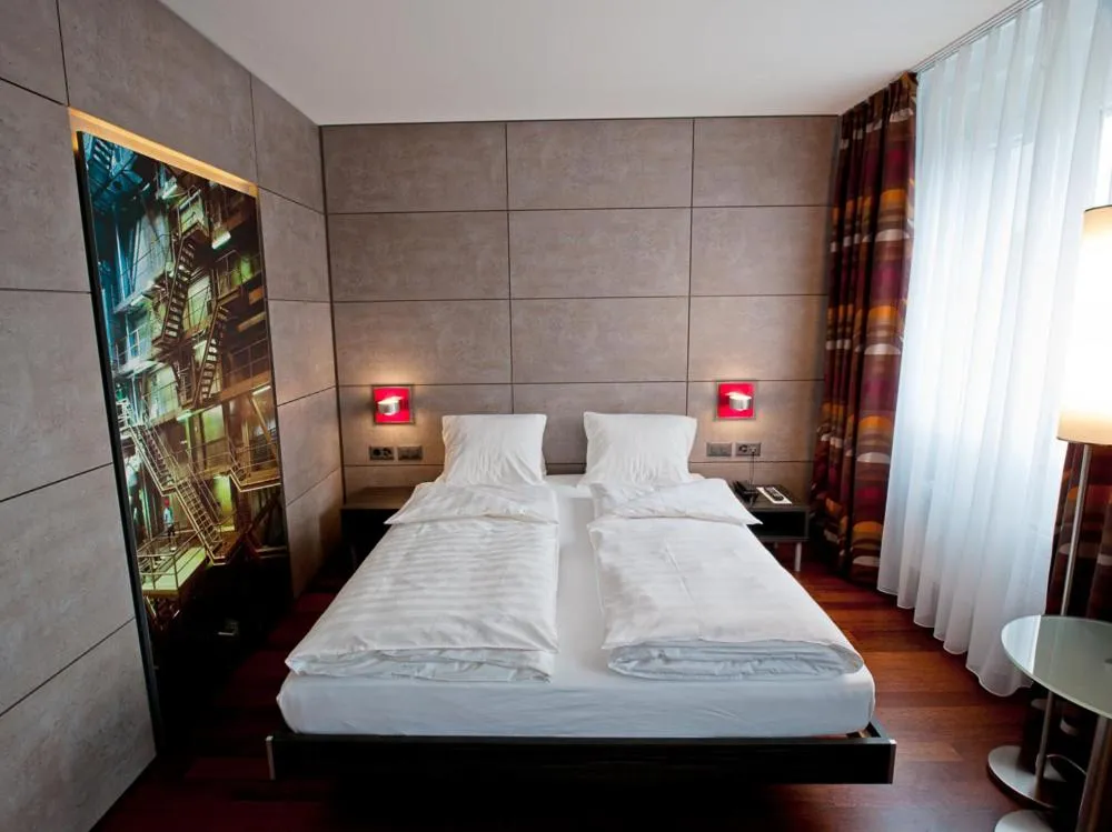 Photo of the whole room, Bed in Hotel Sternen Oerlikon