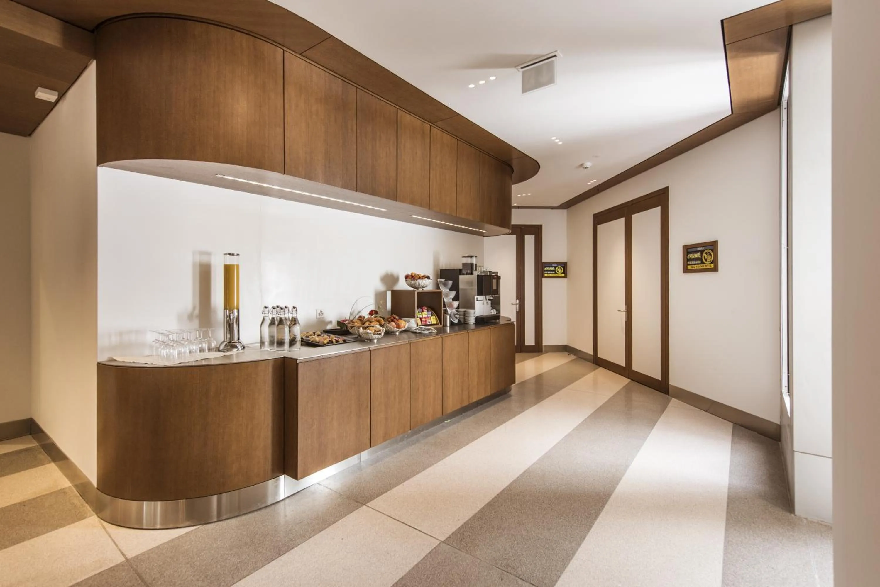 Restaurant/places to eat in Hotel Ambassador