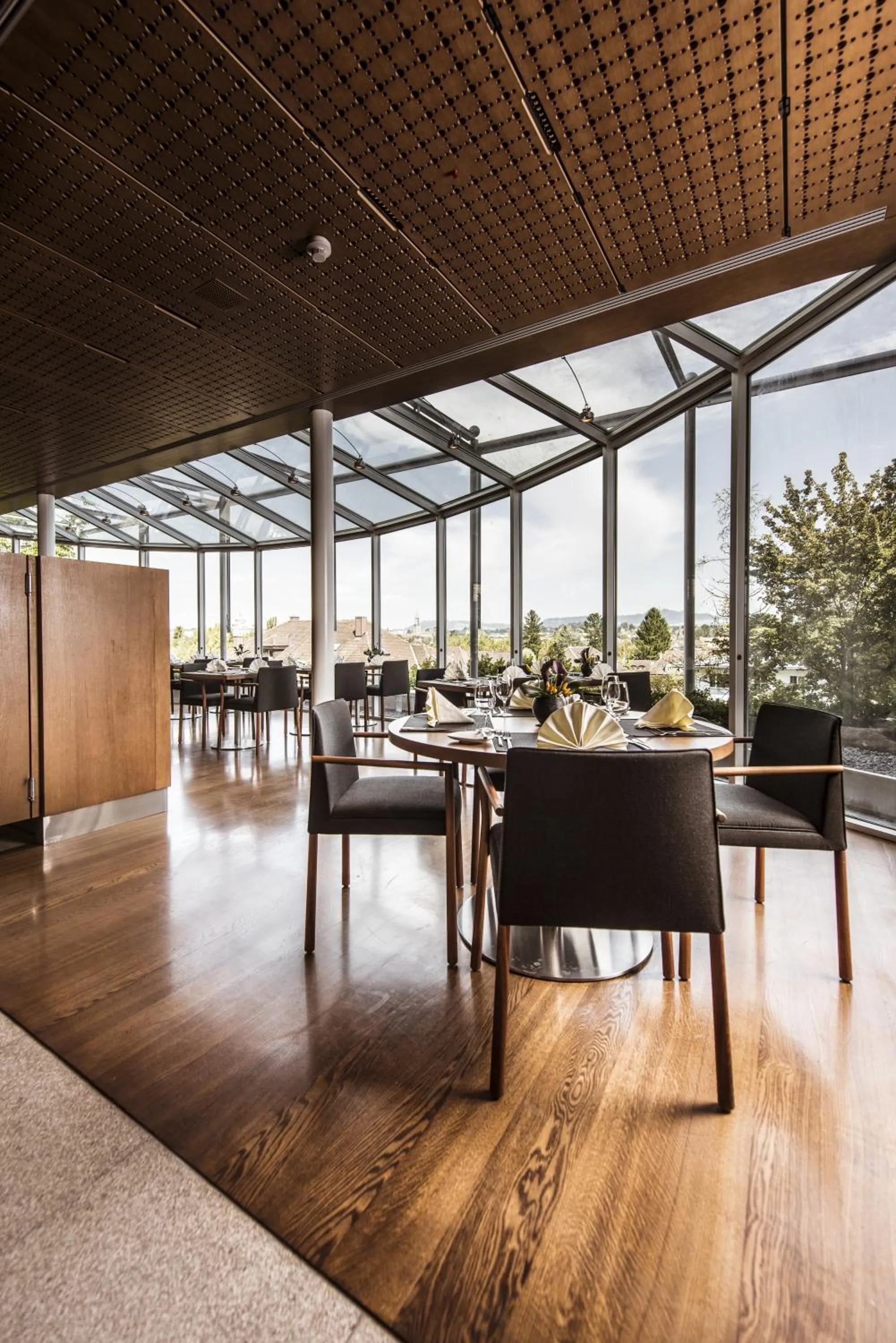 Restaurant/places to eat in Hotel Ambassador