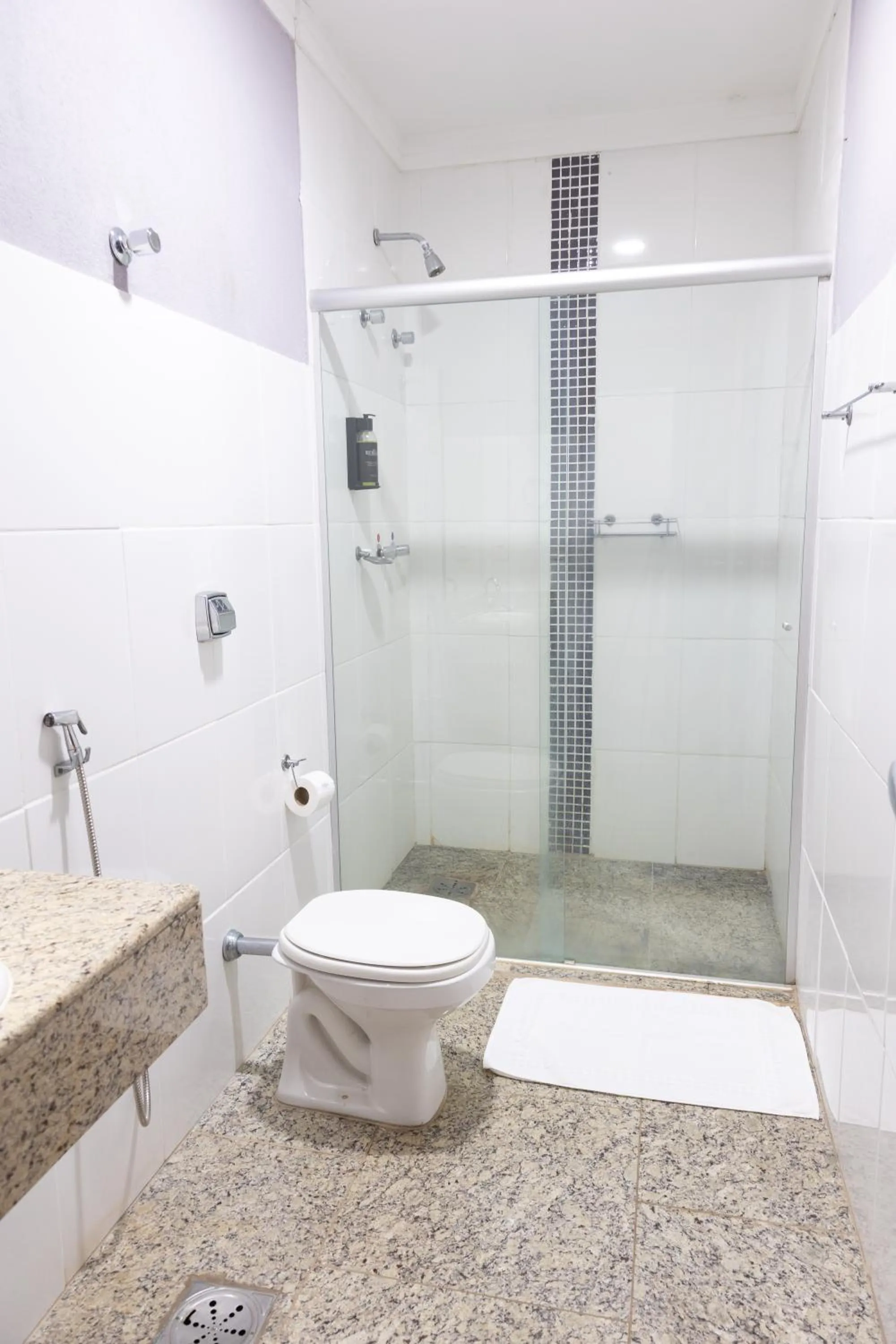 Bathroom in BOMBONATO HOTEL - Fácil Acesso ao Aeroporto e parque de Exposições ABCZ